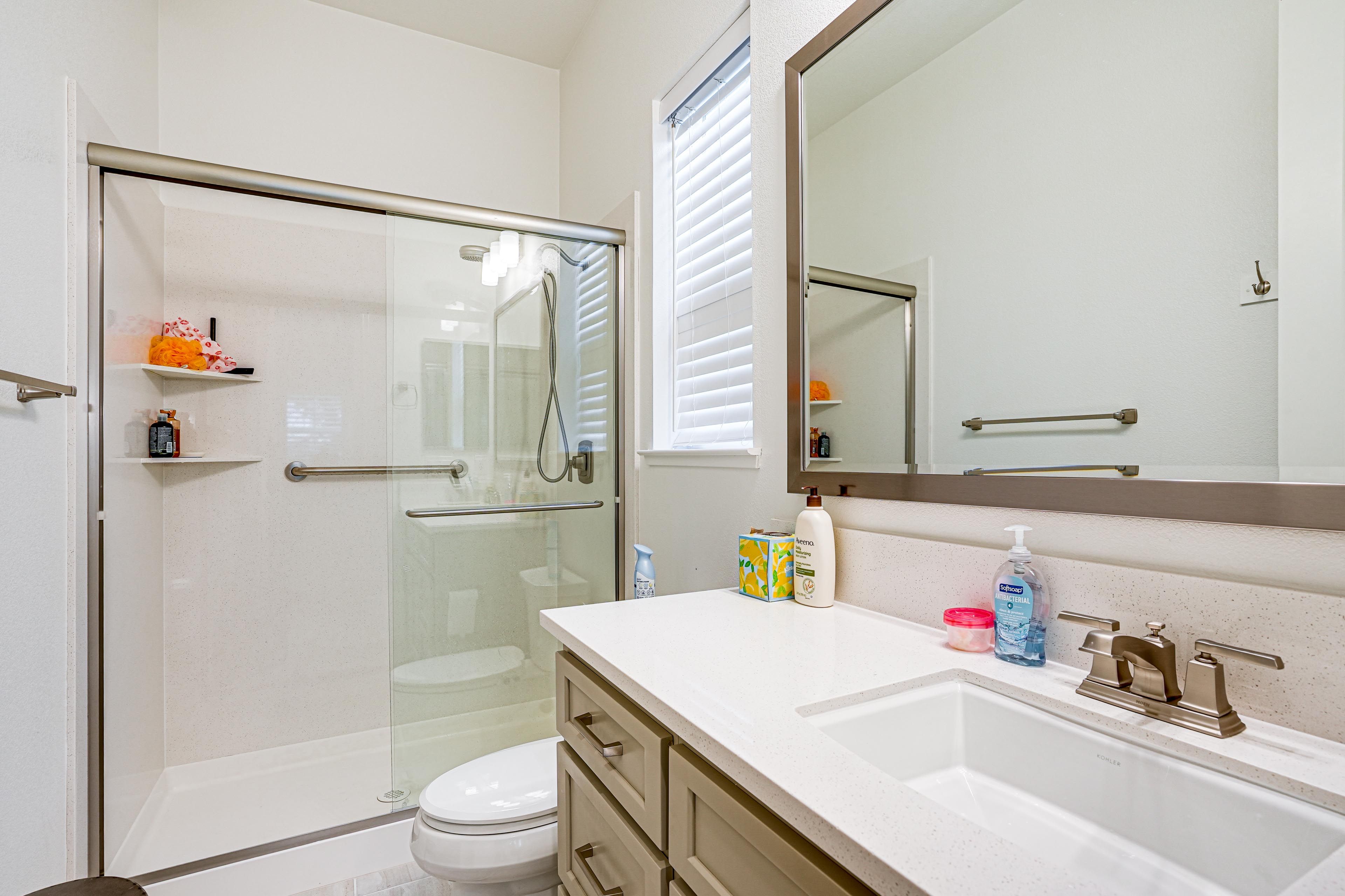 Full Bathroom | 1st Floor | Towels Provided