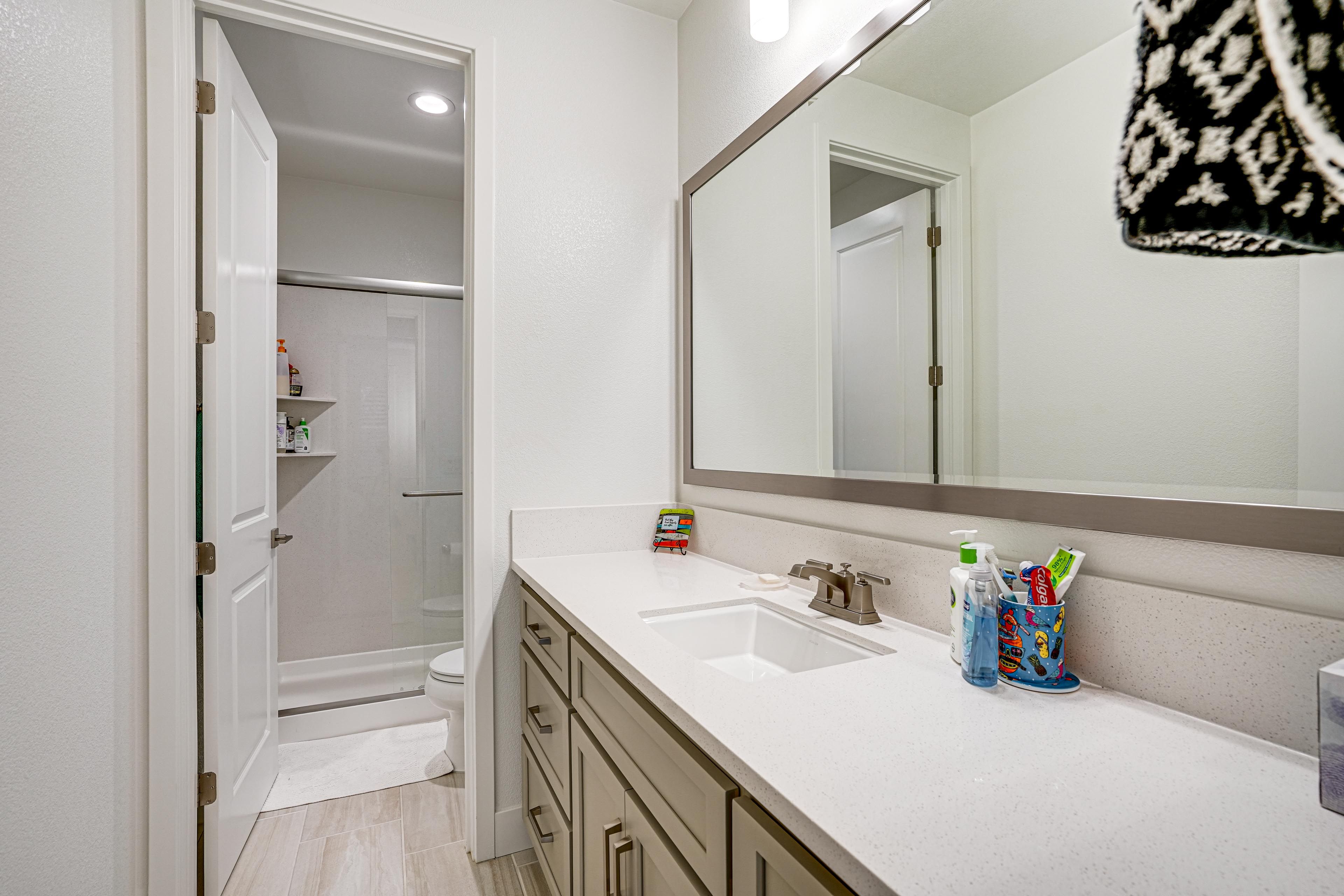 Full Bathroom | 2nd Floor | Complimentary Toiletries
