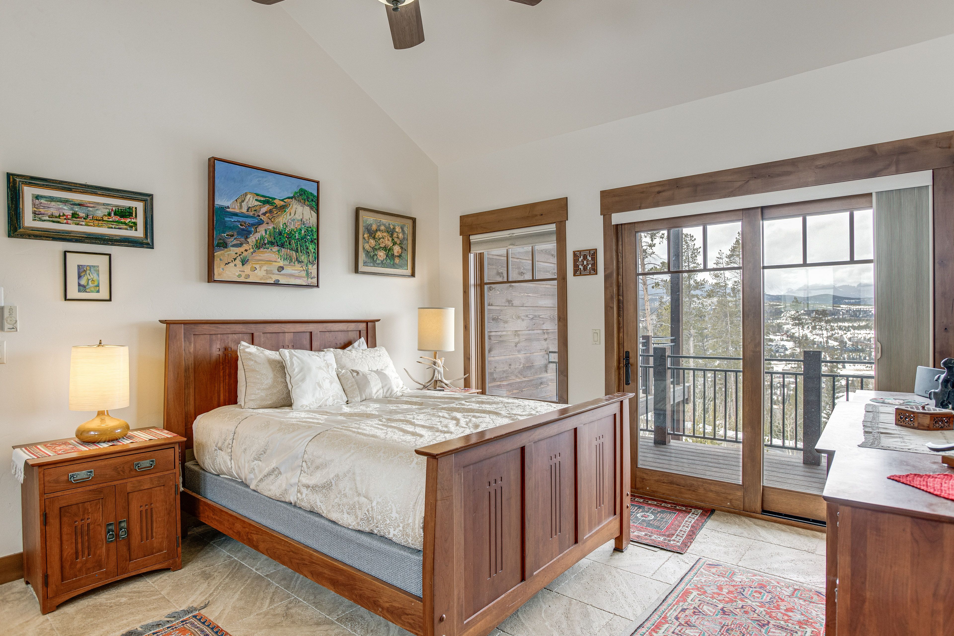 Bedroom 1 | Queen Bed | 1st Floor