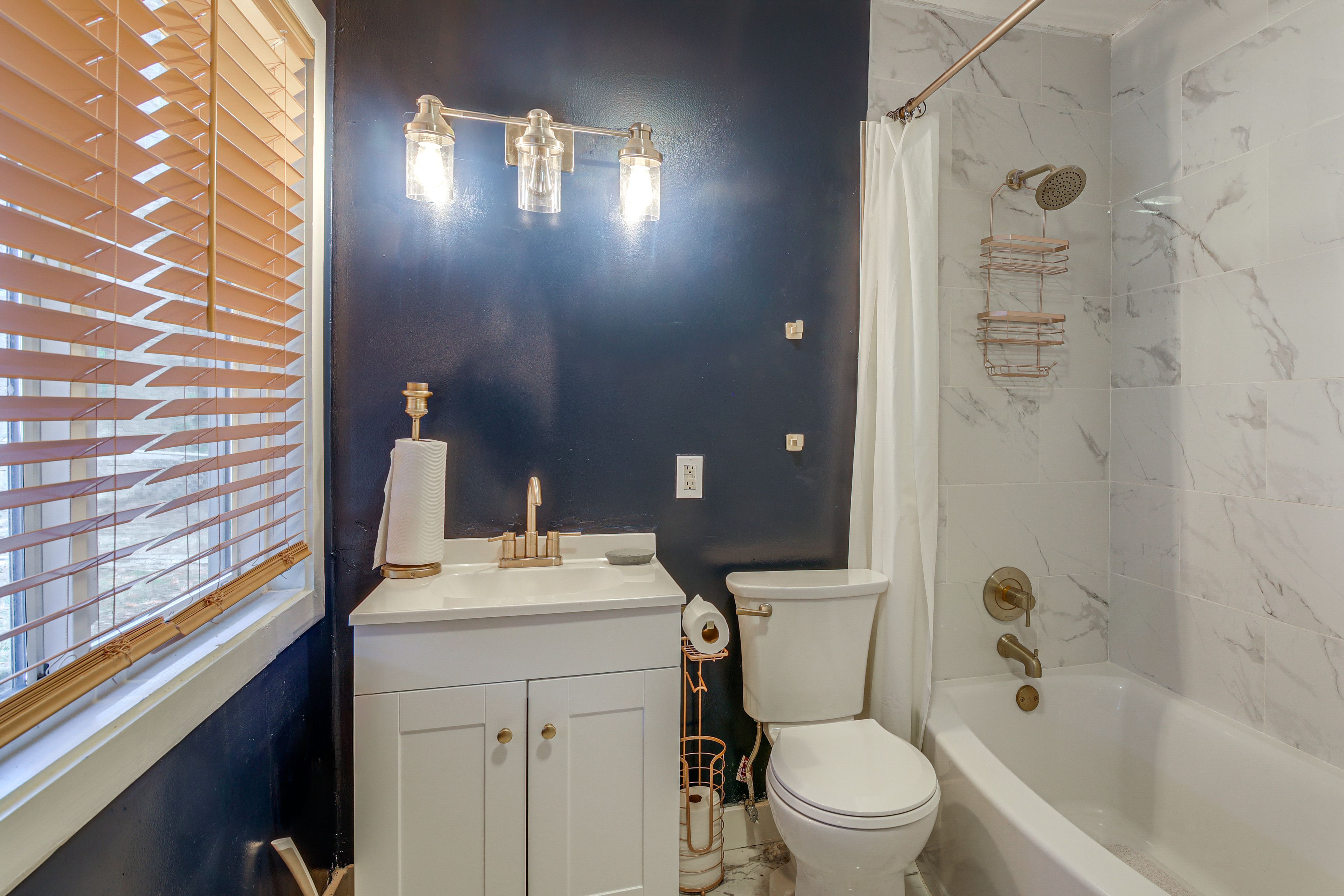 Full Bathroom | Towels Provided | Complimentary Toiletries