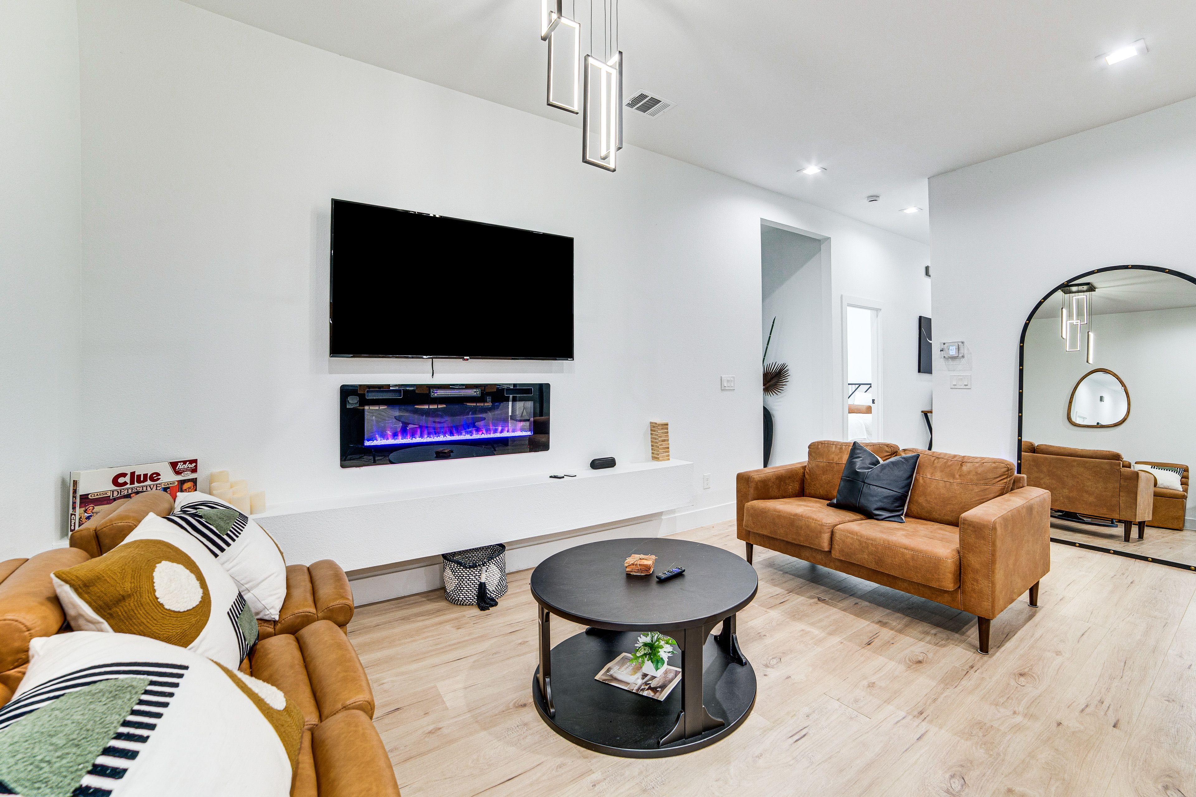 Living Room | Free WiFi | Central Heating & A/C | Smart TV