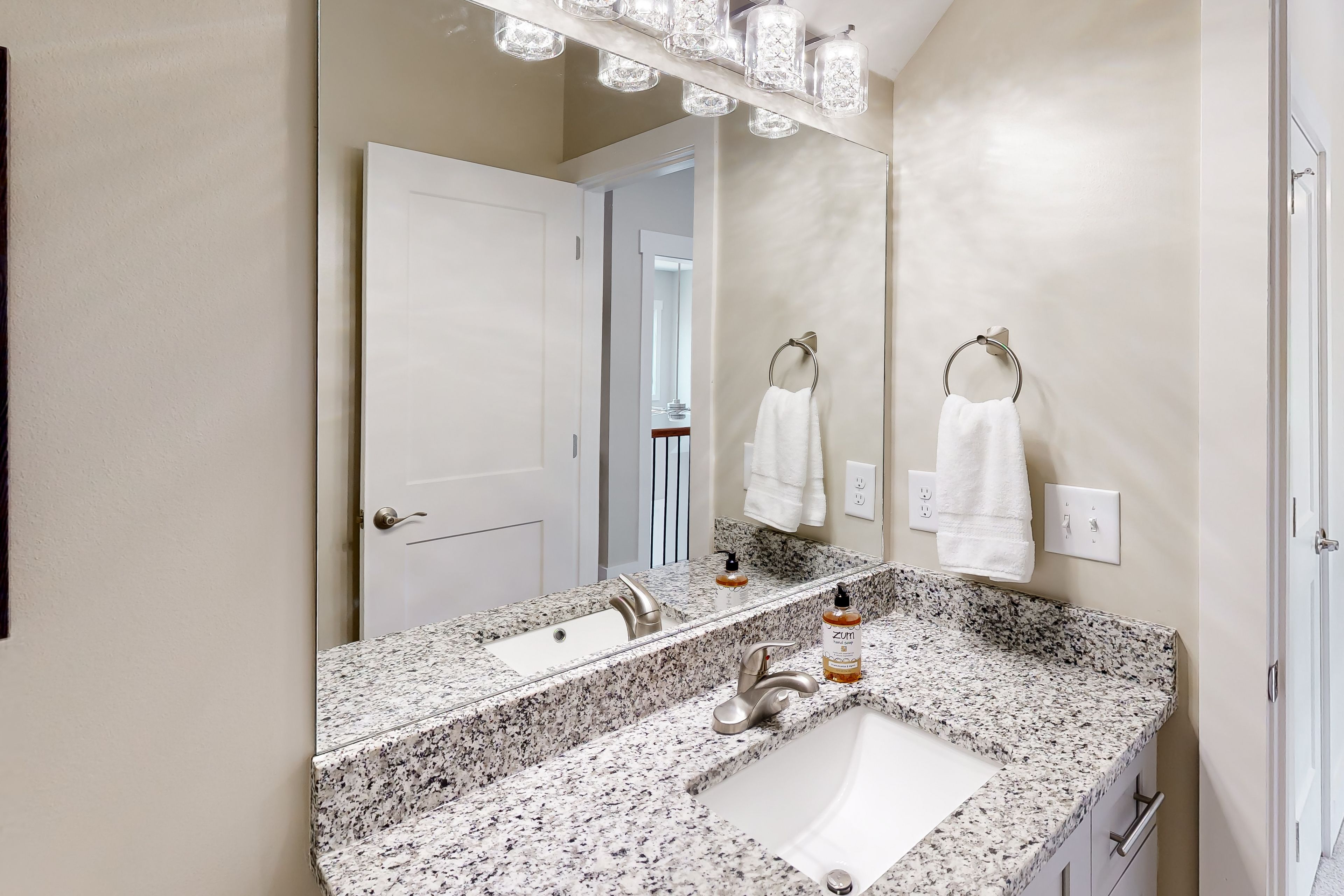 Full Bathroom | Upper Level