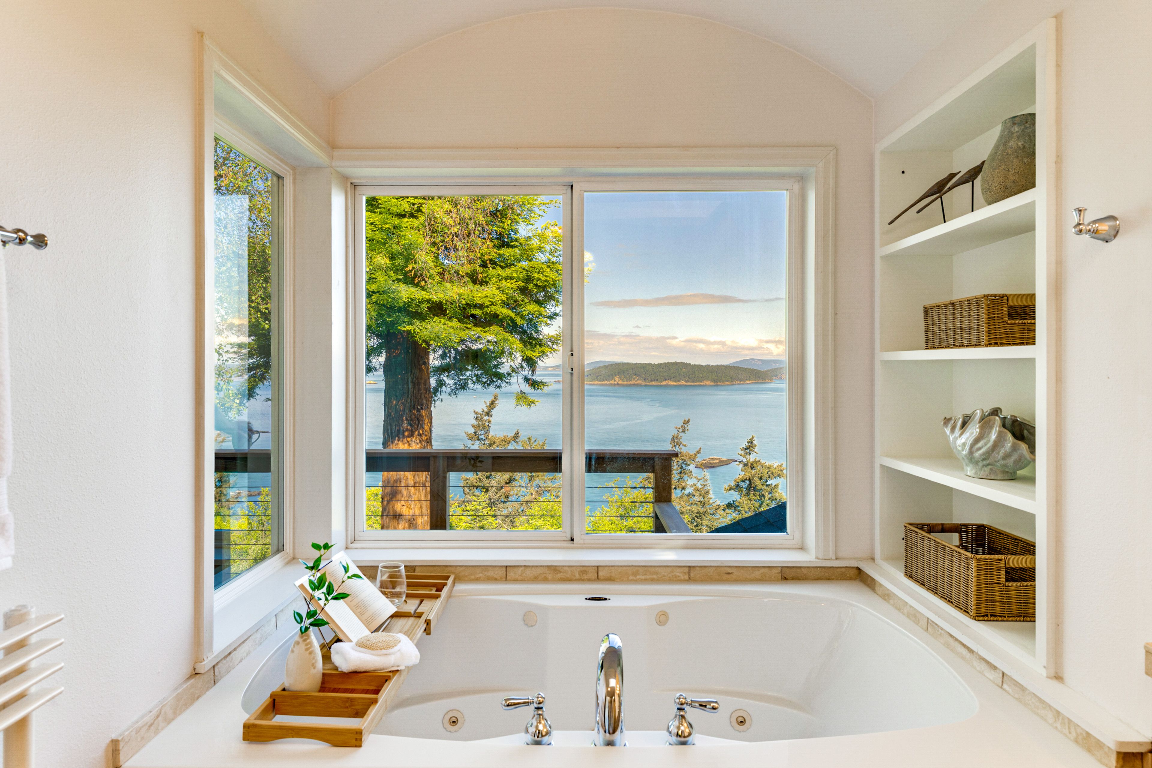 En-Suite Bathroom | Soaking Tub | Shower | 2nd Floor