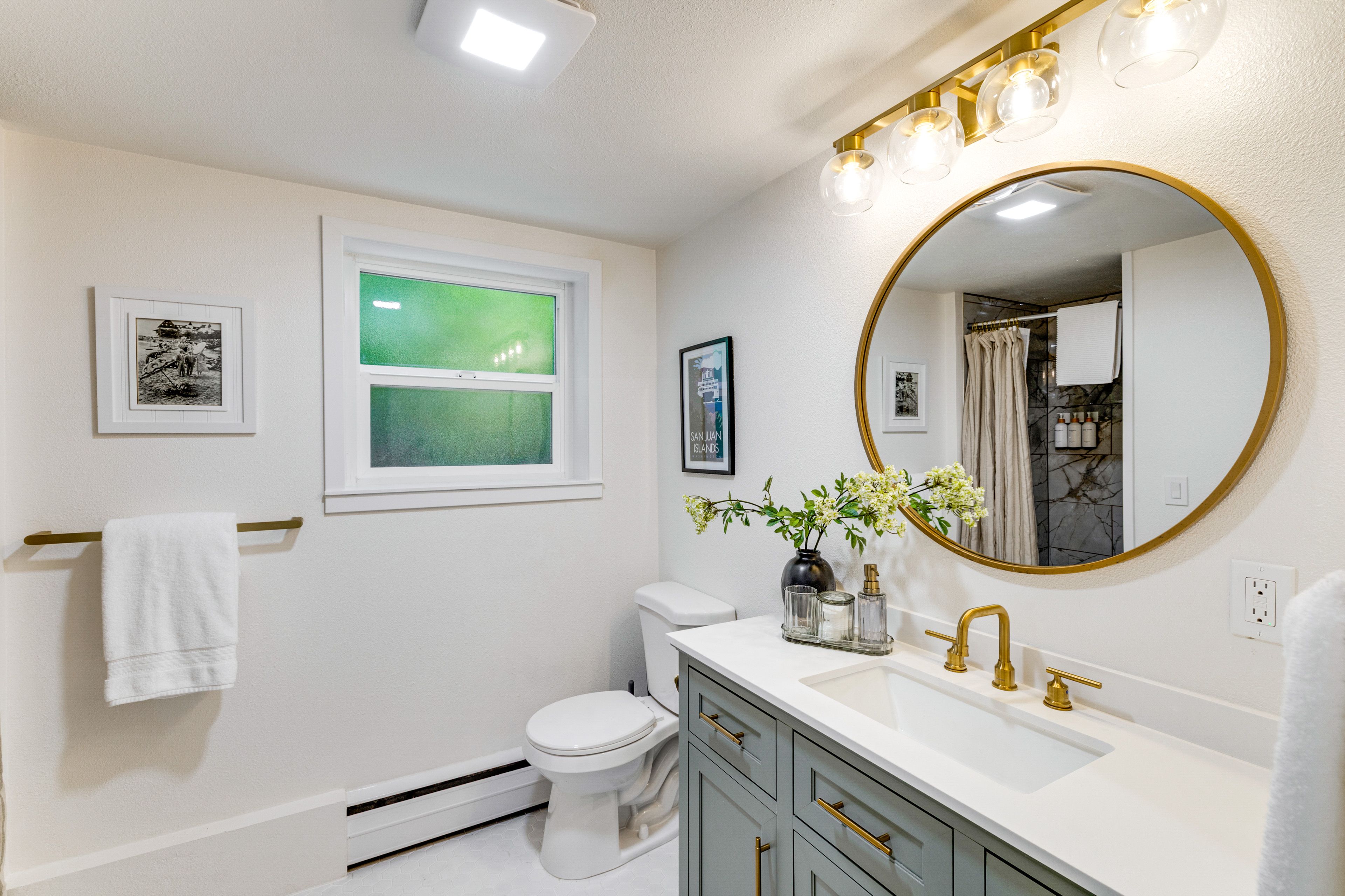 Full Bathroom | Towels & Linens Provided | Lower Level
