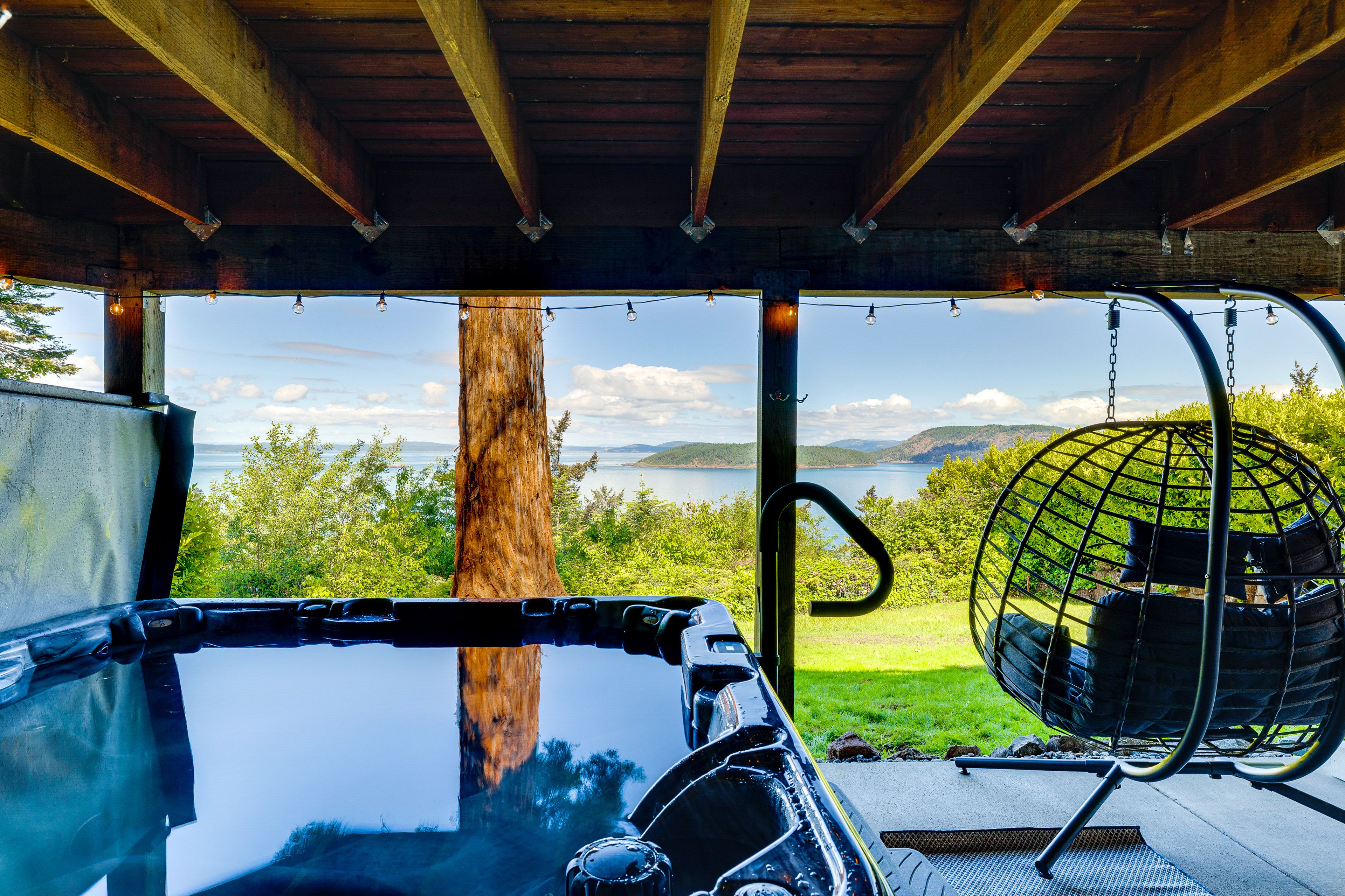 Covered Patio | Hot Tub | Swing Chair | Ping Pong Table