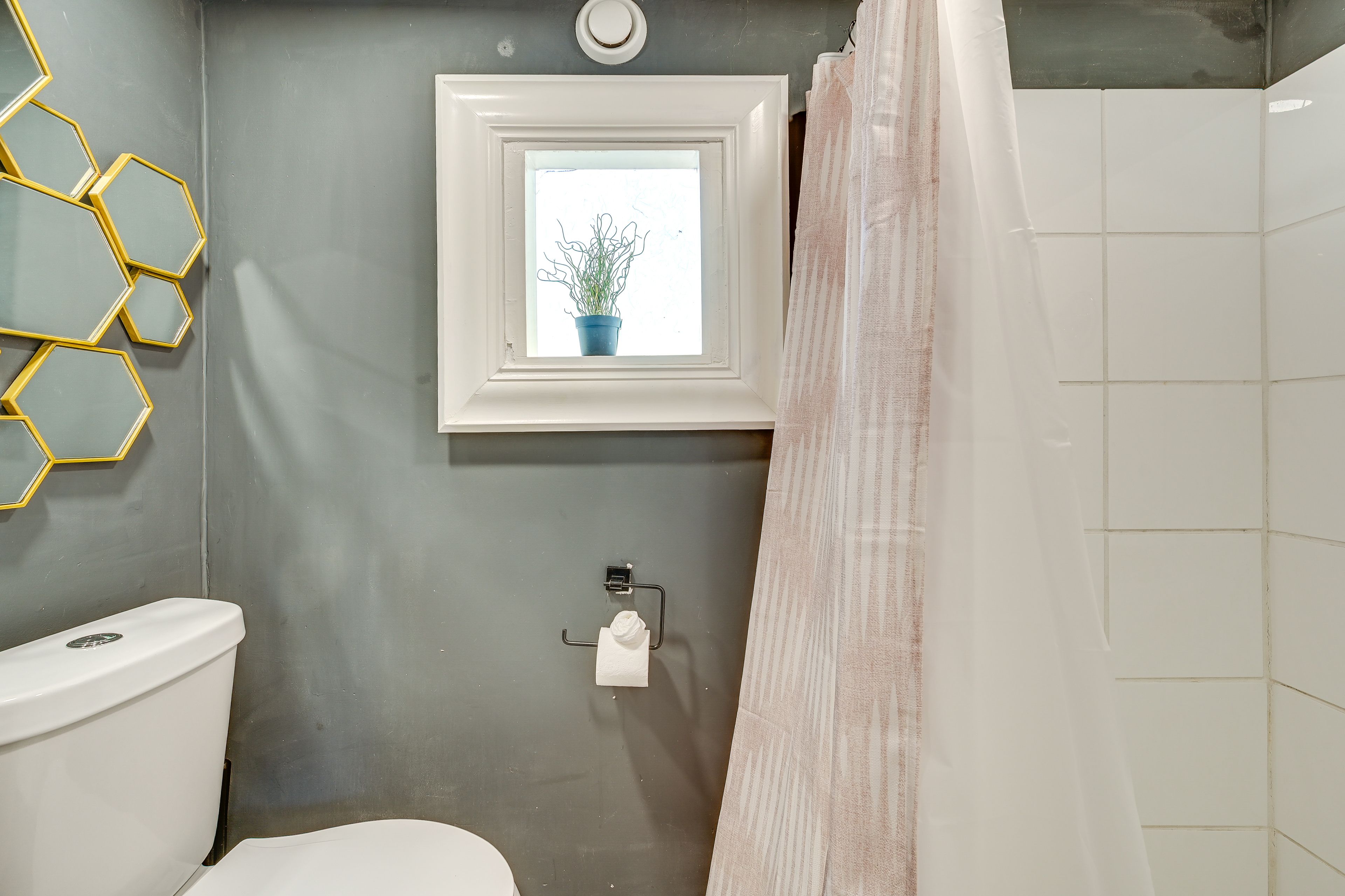 Full Bath | Complimentary Toiletries | Towels Provided