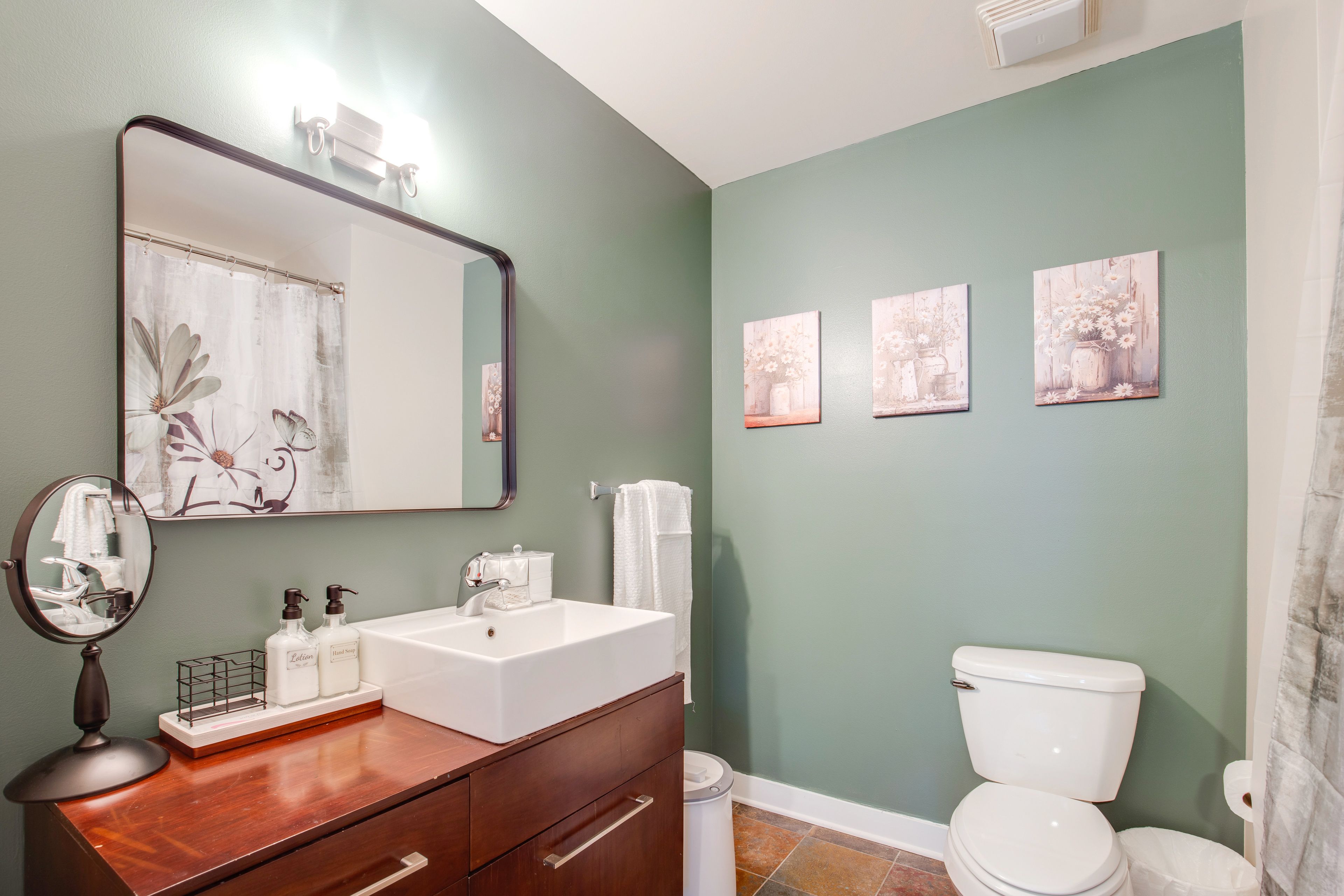 En-Suite Bath | Complimentary Toiletries | Towels Provided