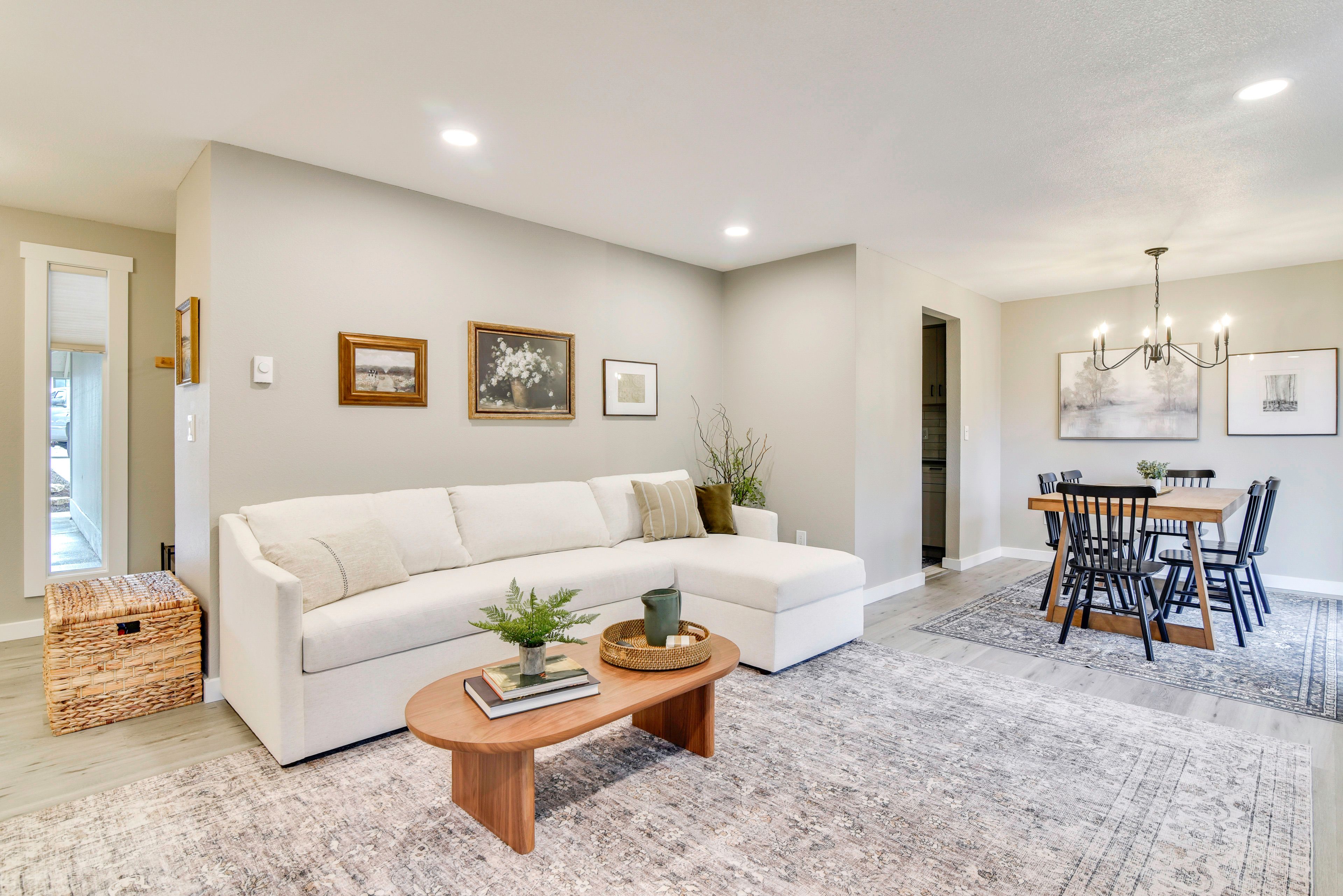 Living Area | Dining Table