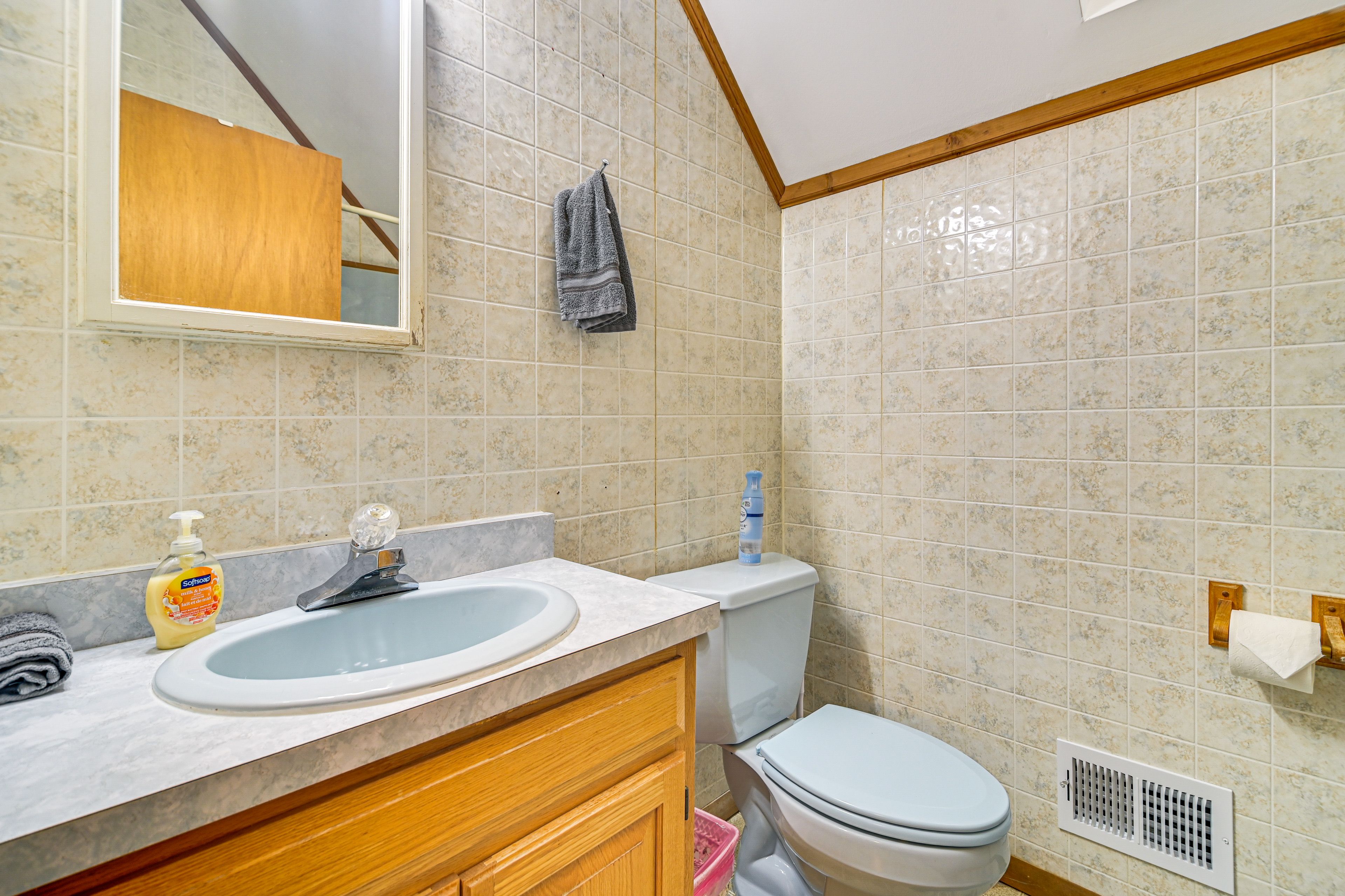 Full Bath | Towels | Hair Dryer | 2nd Floor