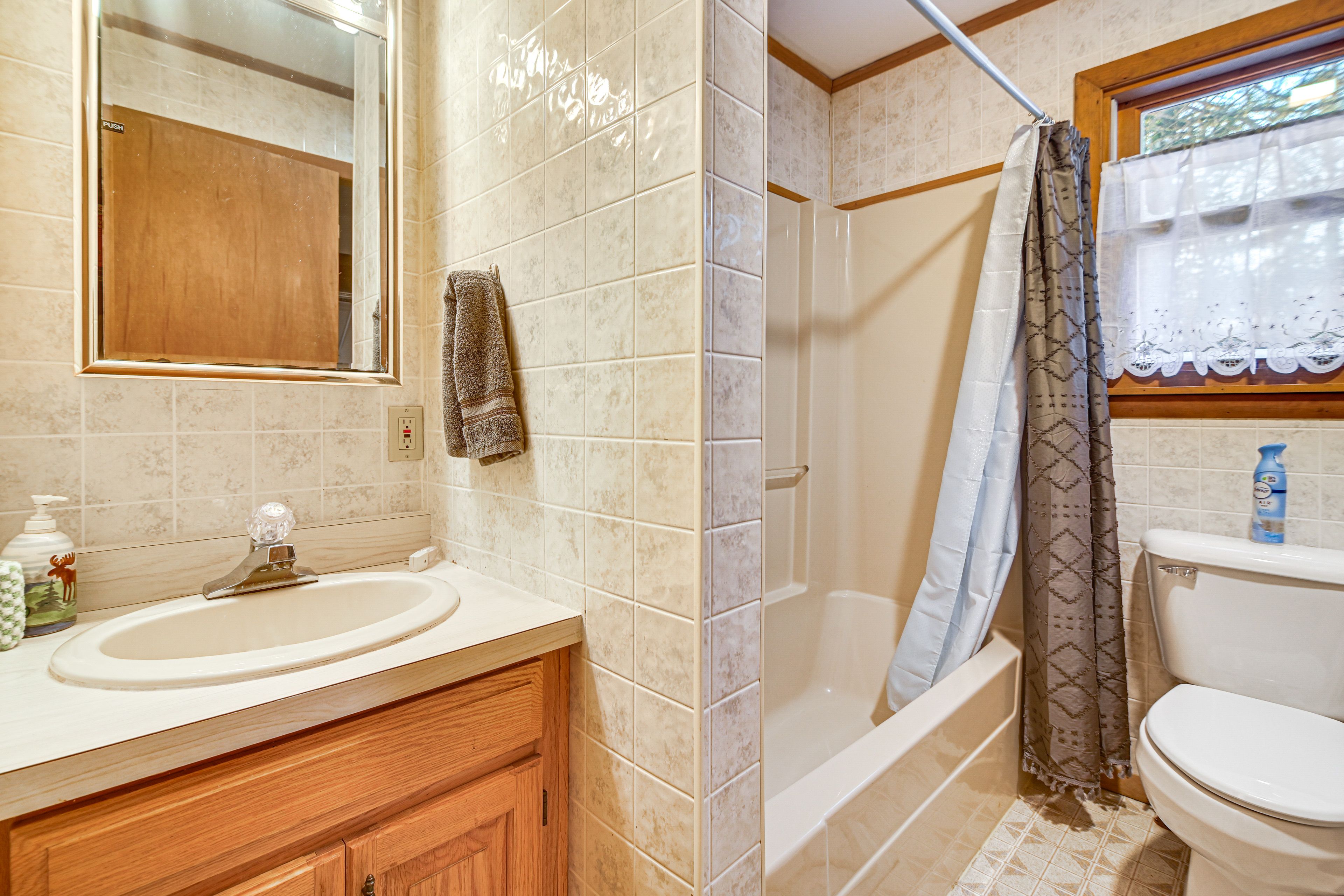 Full Bath | 1st Floor