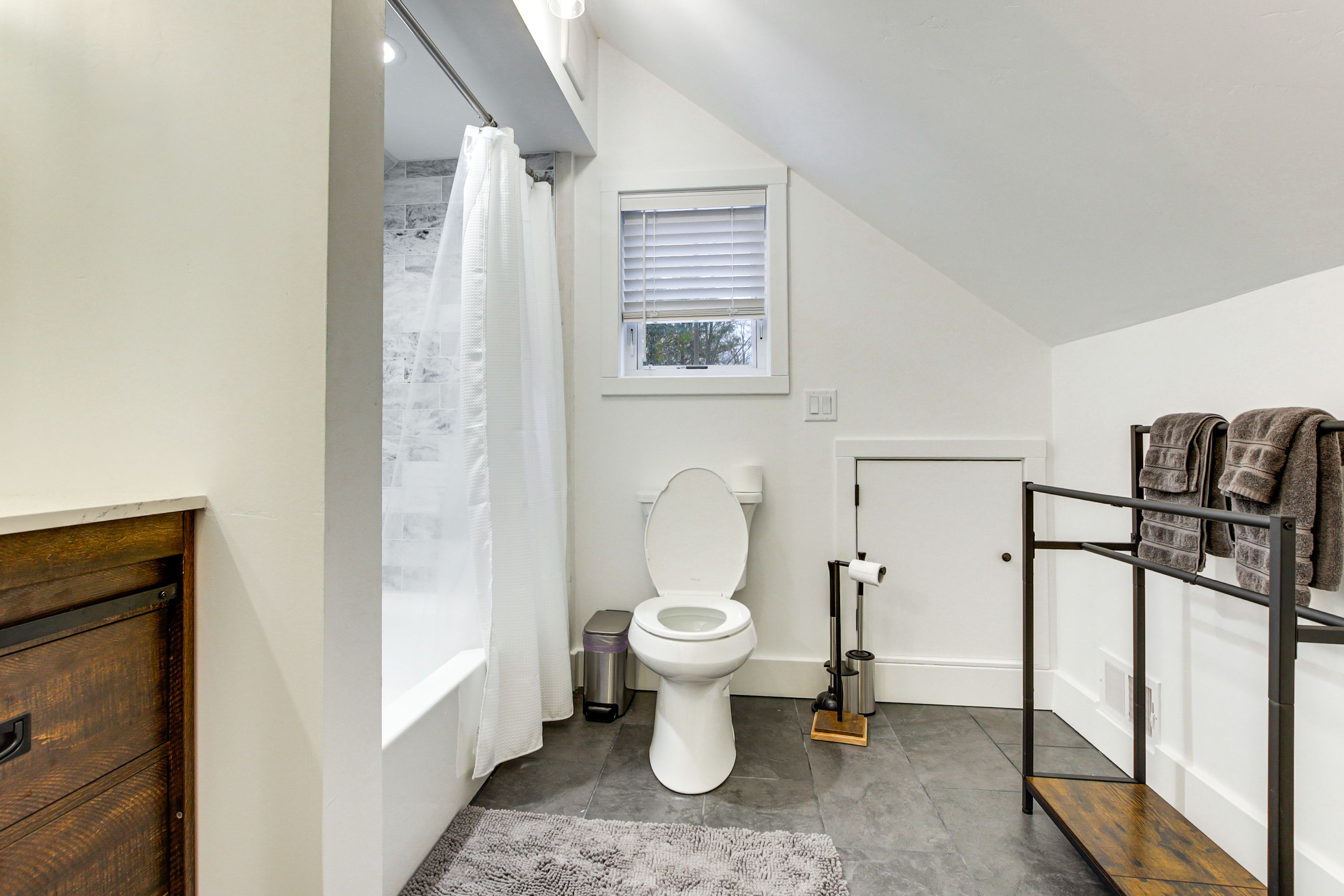 Bathroom | 2nd Floor