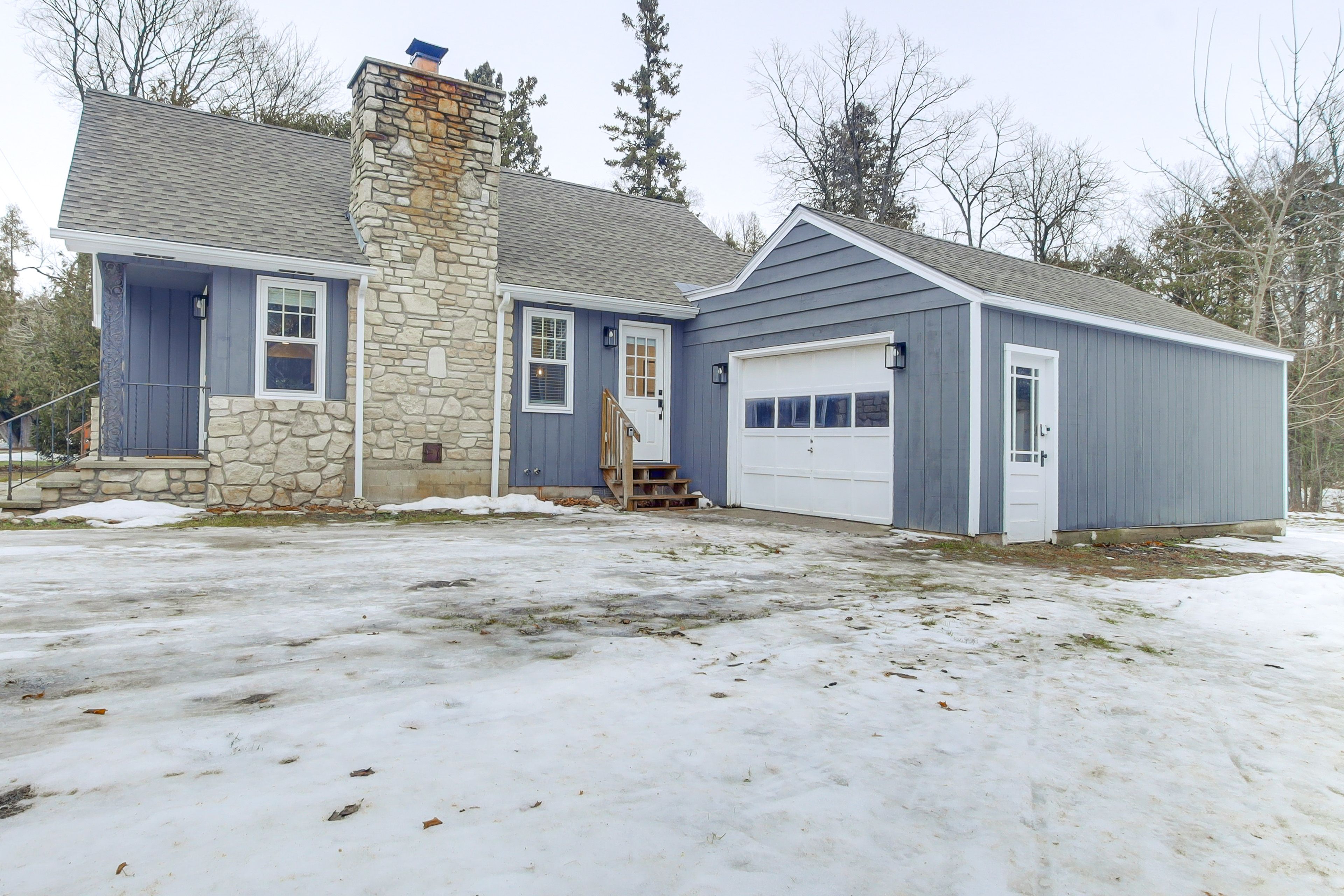 Parking | Driveway (4 Vehicles) | Grass Parking (2 Vehicles)