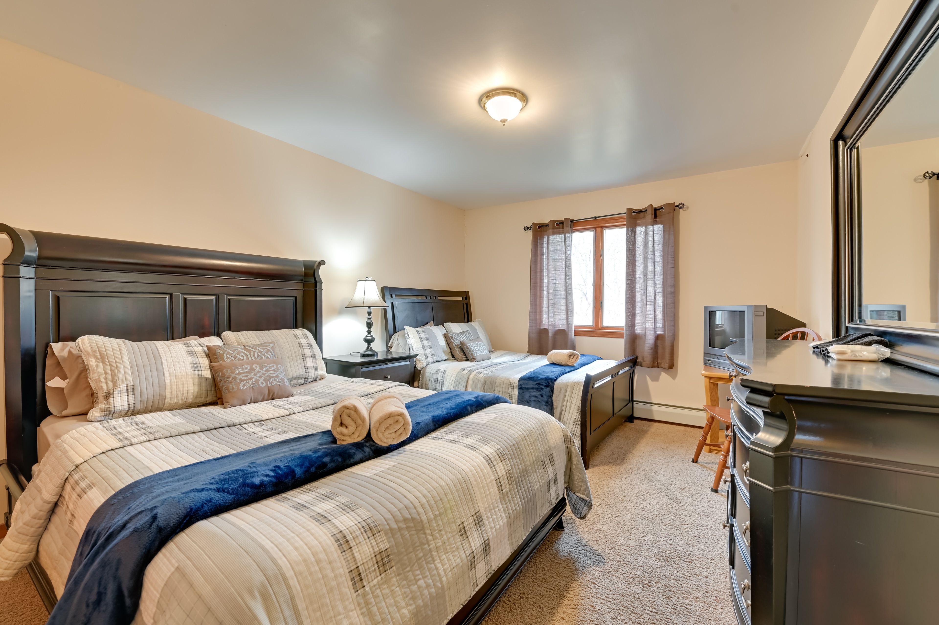 Bedroom 1 | Queen Bed | Full Bed | 1st Floor