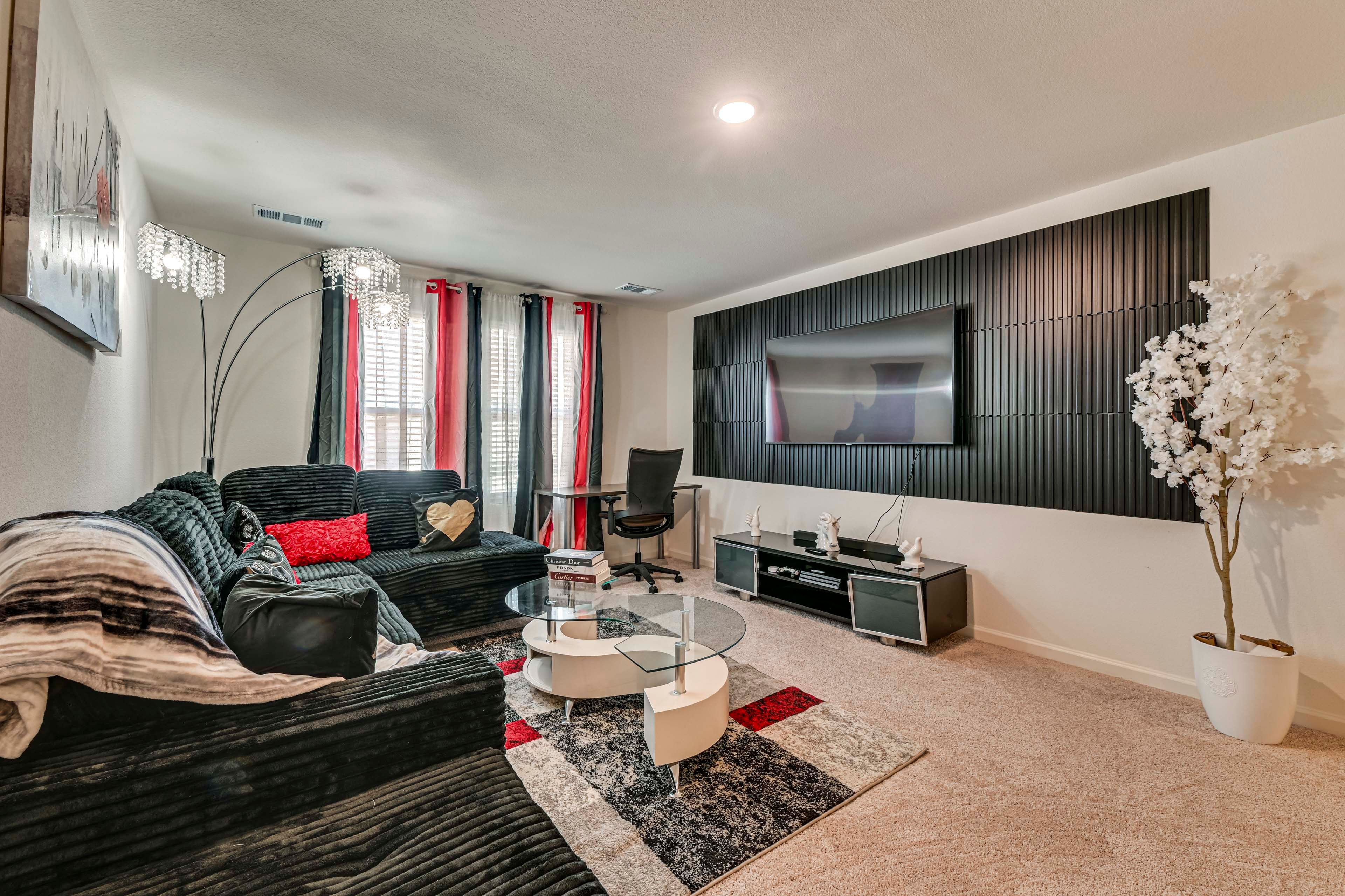 Upstairs Living Room | Smart TV w/ Streaming Services