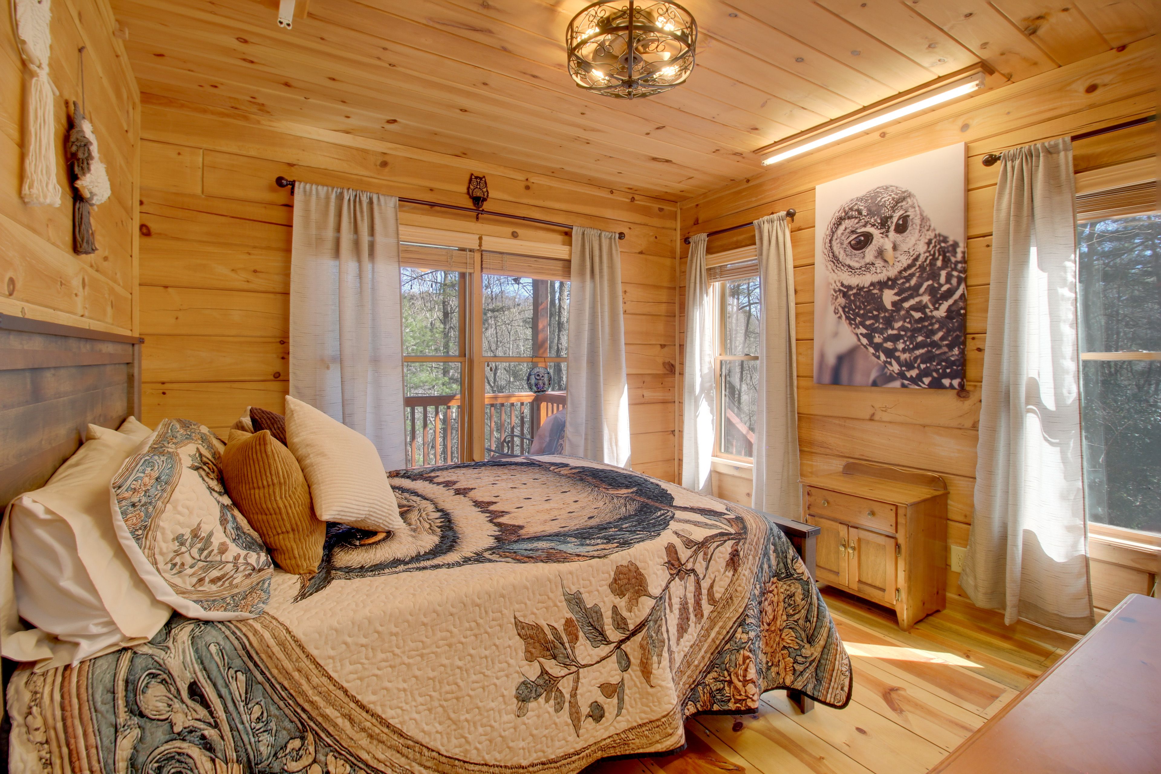 Bedroom 2 | 1st Floor | Queen Bed