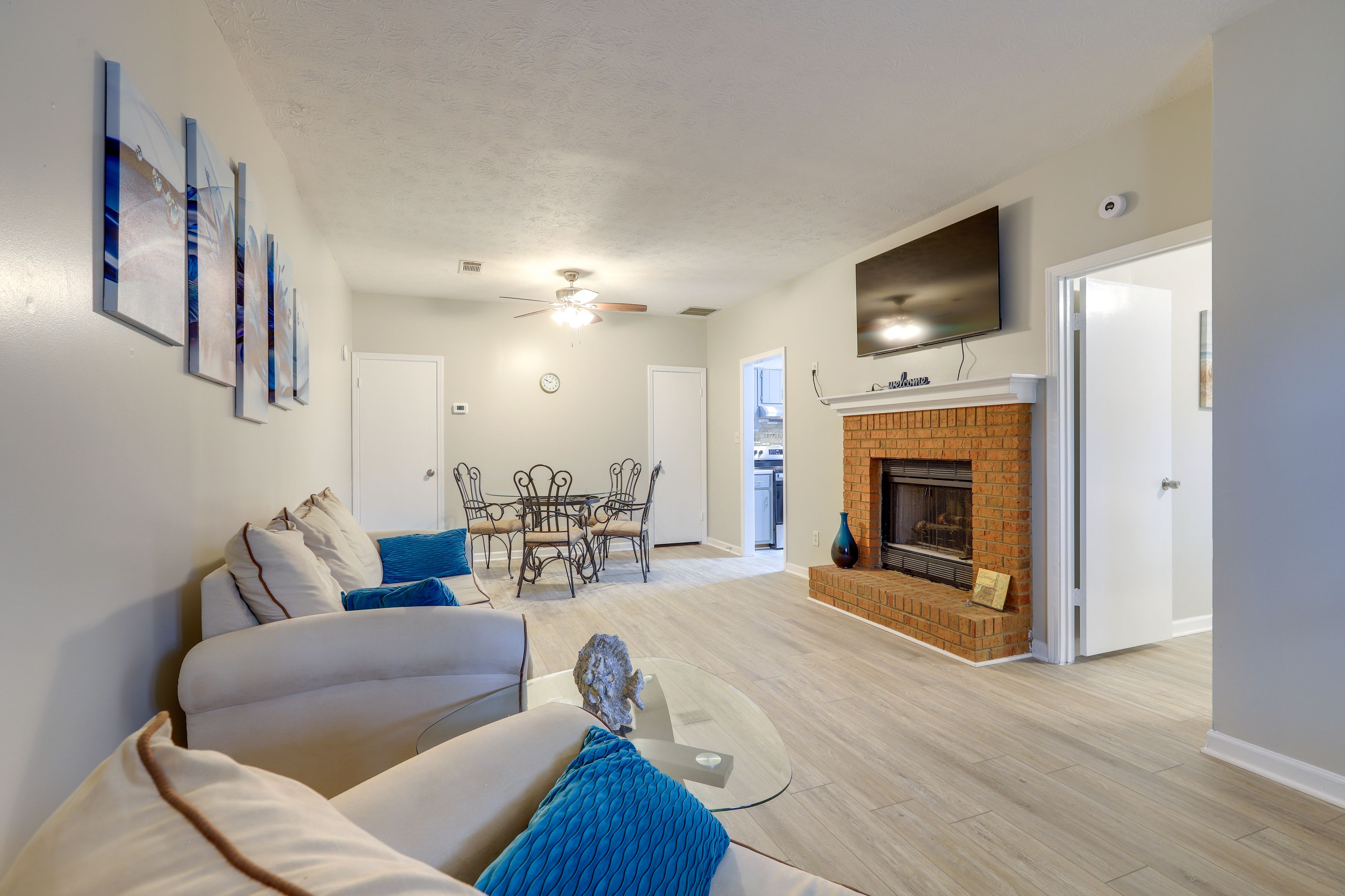 Living Room | Smart TV | Gas Fireplace