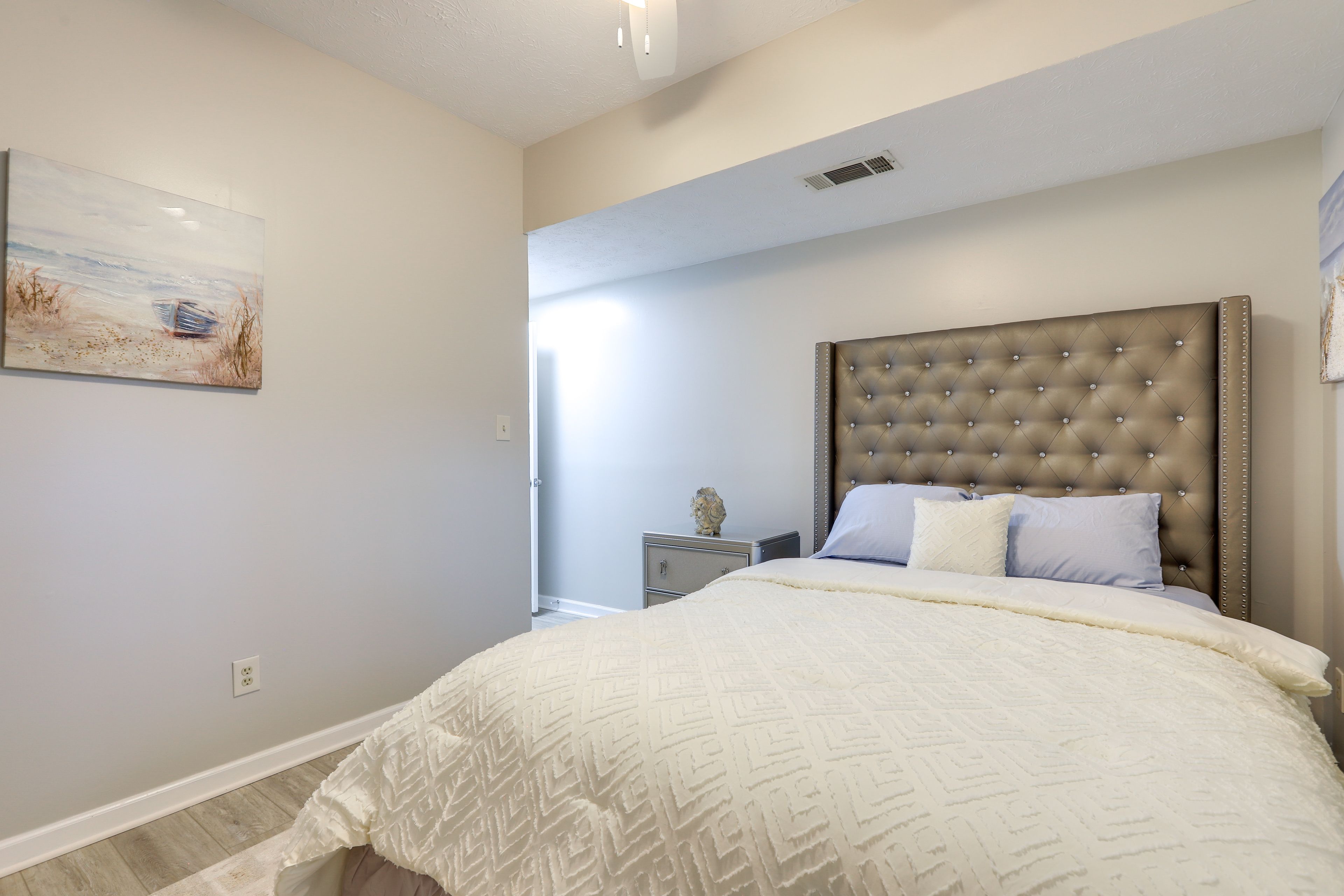 Bedroom | Queen Bed | Linens