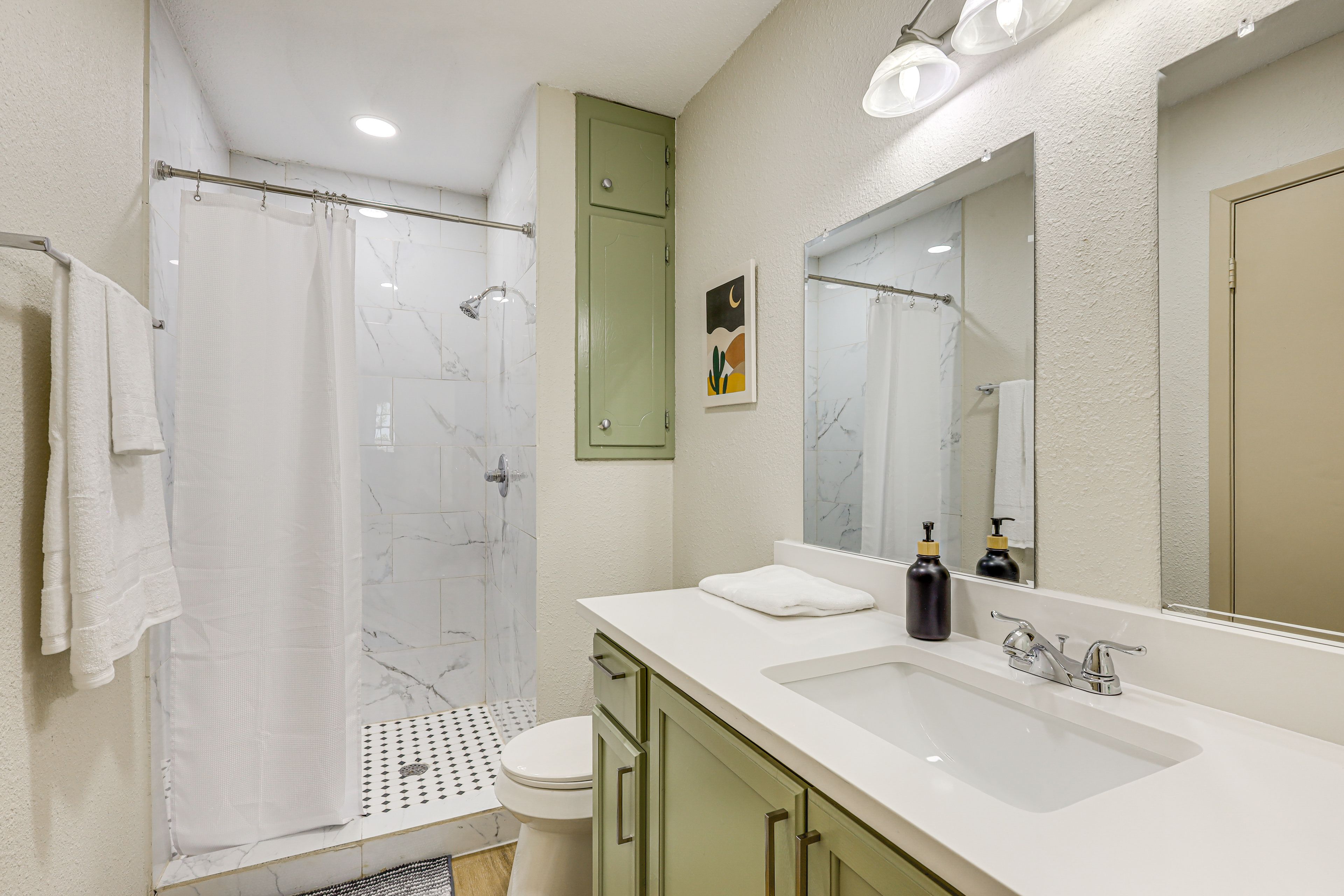 Full Bathroom | Complimentary Toiletries | Towels Provided