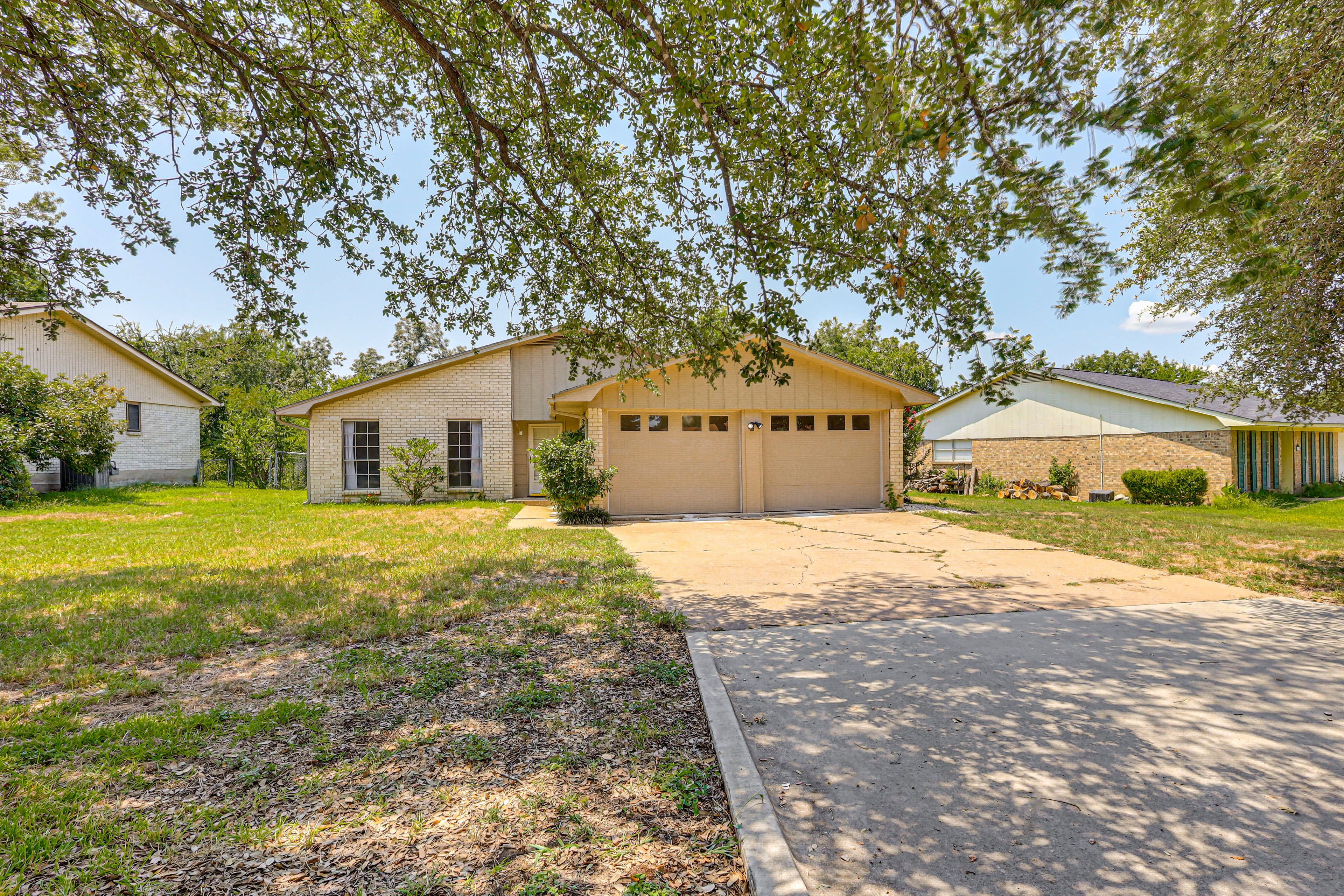 Exterior | Parking | Driveway (4 Vehicles)