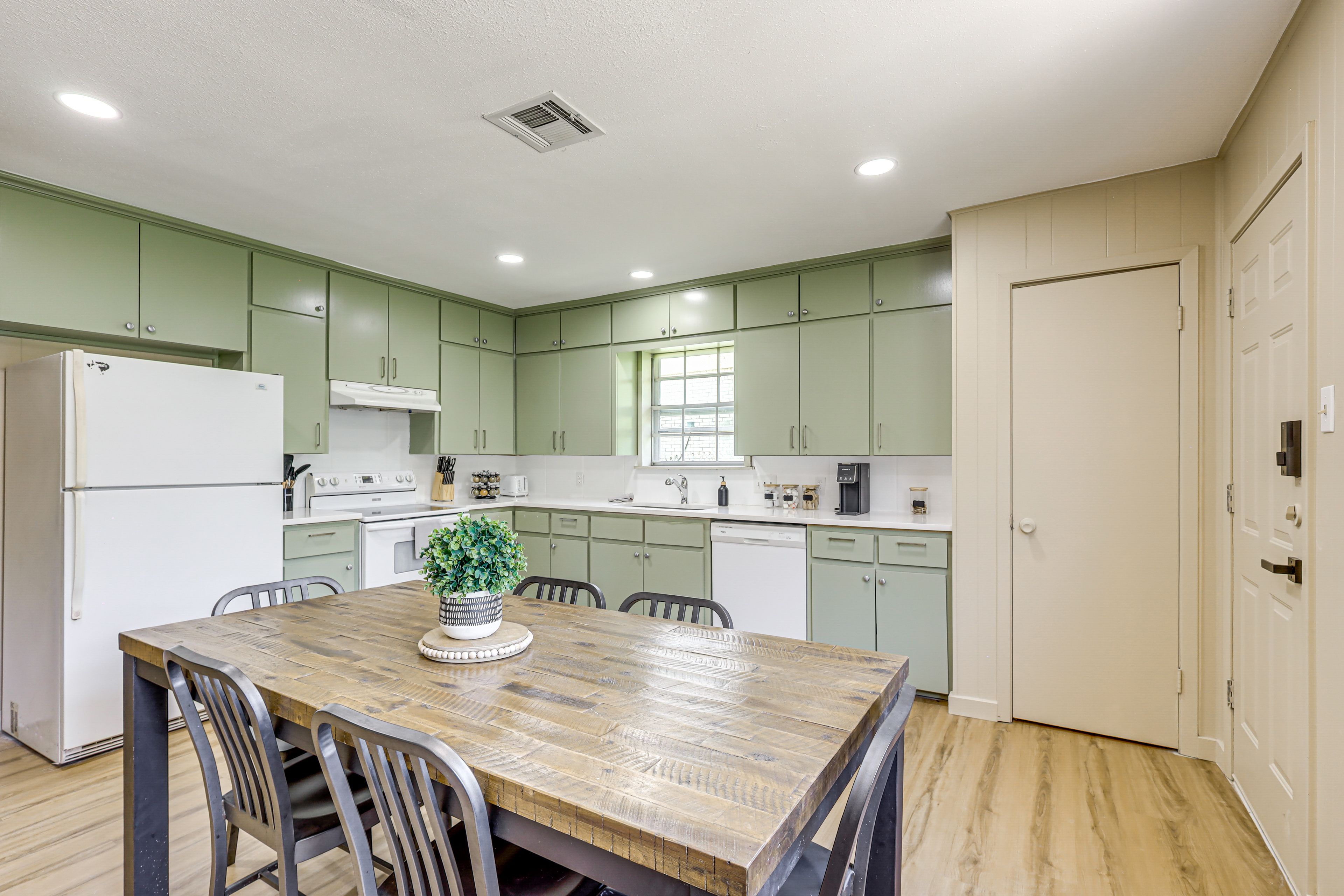 Dining Area | Dishware/Flatware