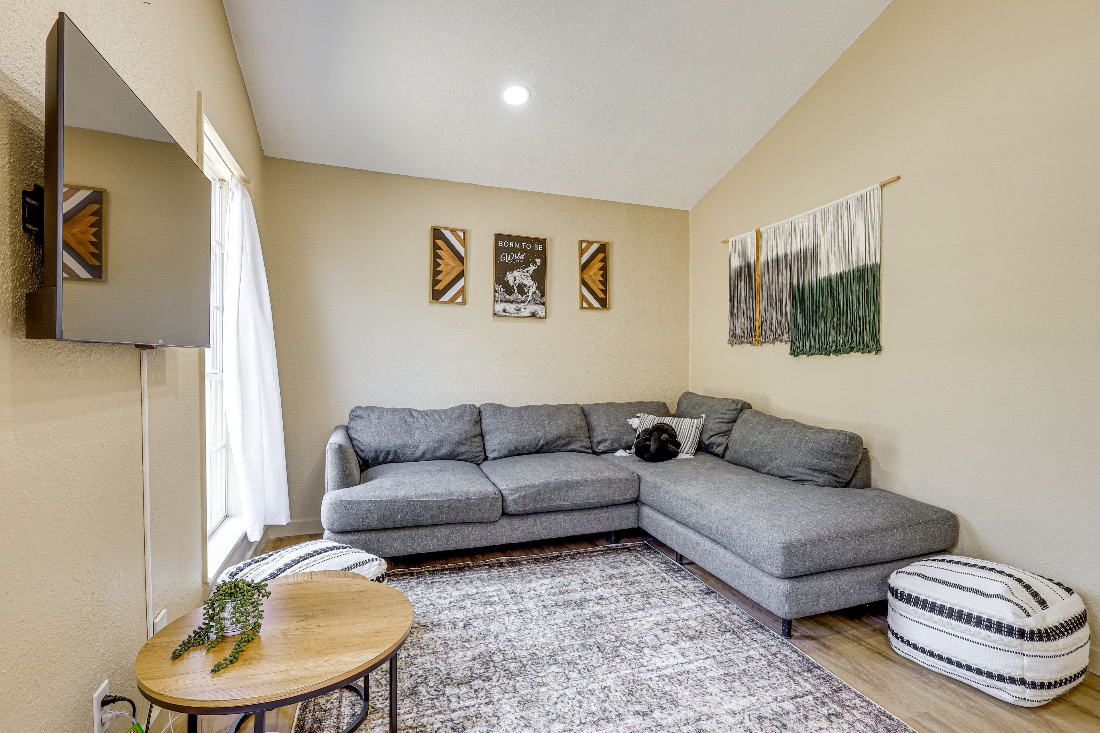 Living Room | Smart TV | Central Heating & A/C | Free WiFi