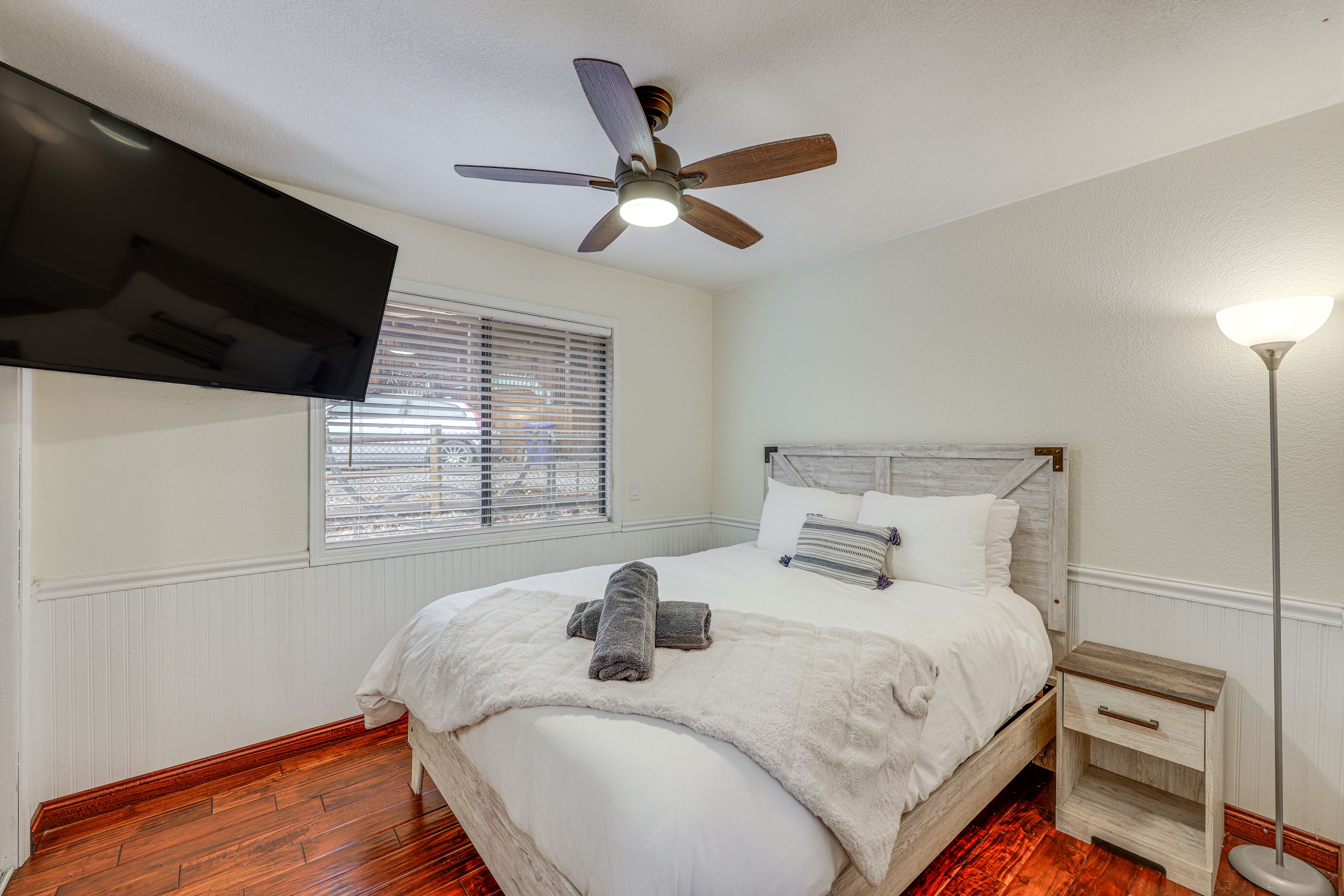 Bedroom 2 | Queen Bed | Smart TV