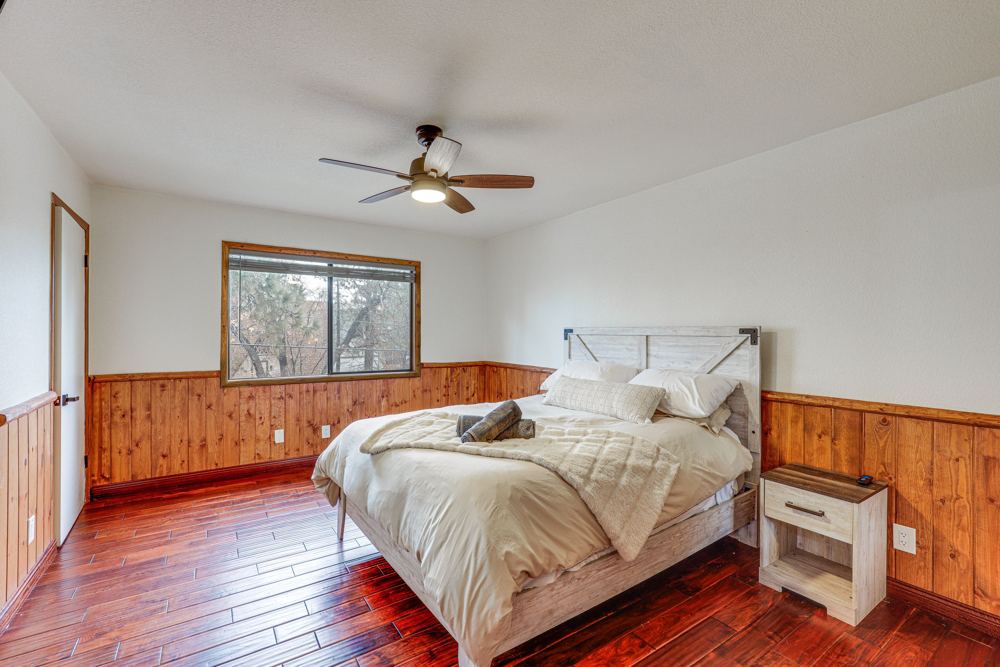 Bedroom 1 | Queen Bed | Smart TV | En-Suite Bathroom