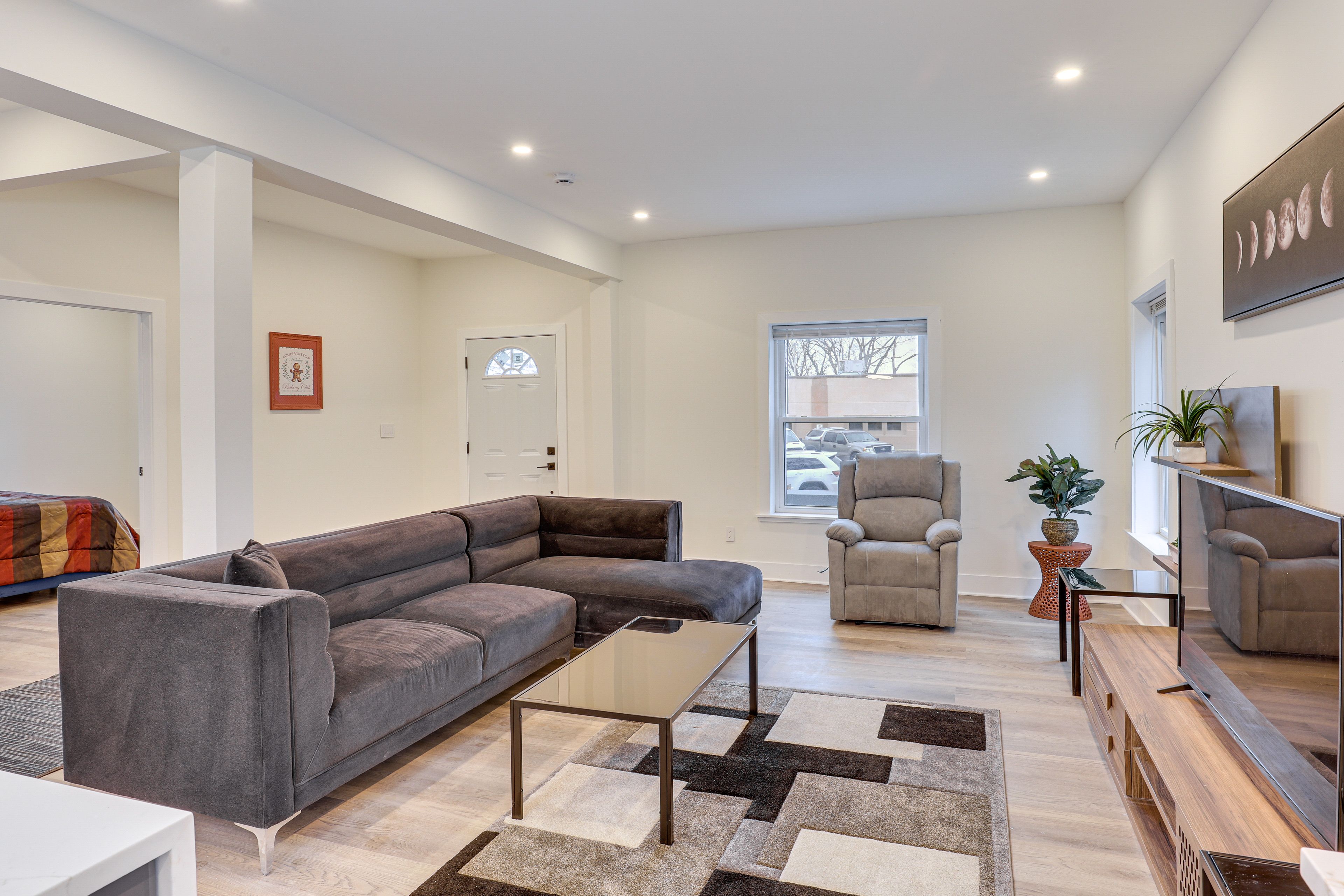 Living Room | Central A/C & Heat | Smart TV | Free WiFi | 1st Floor