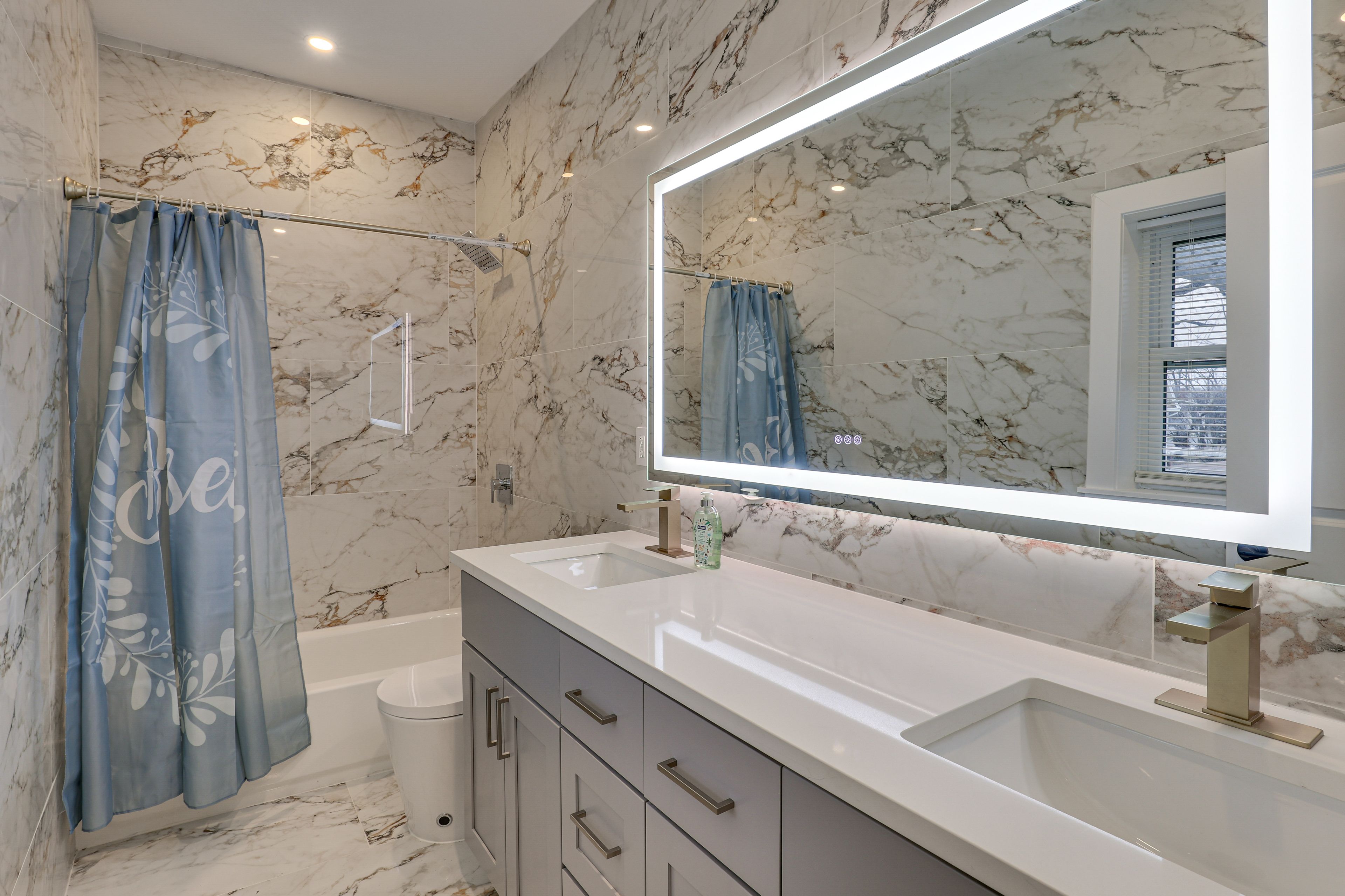 En-Suite Bath | 2nd Floor