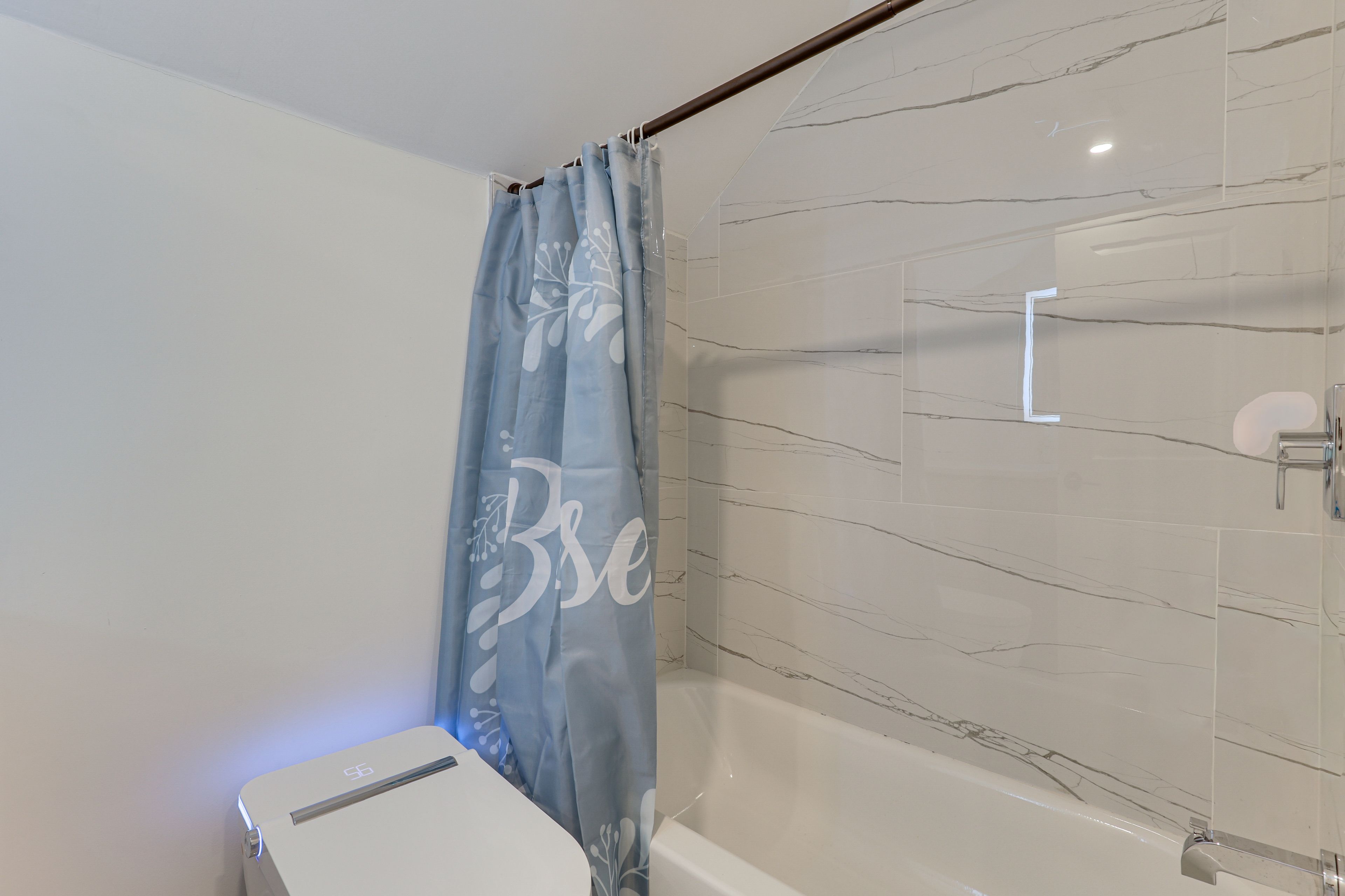 En-Suite Bath | 3rd Floor