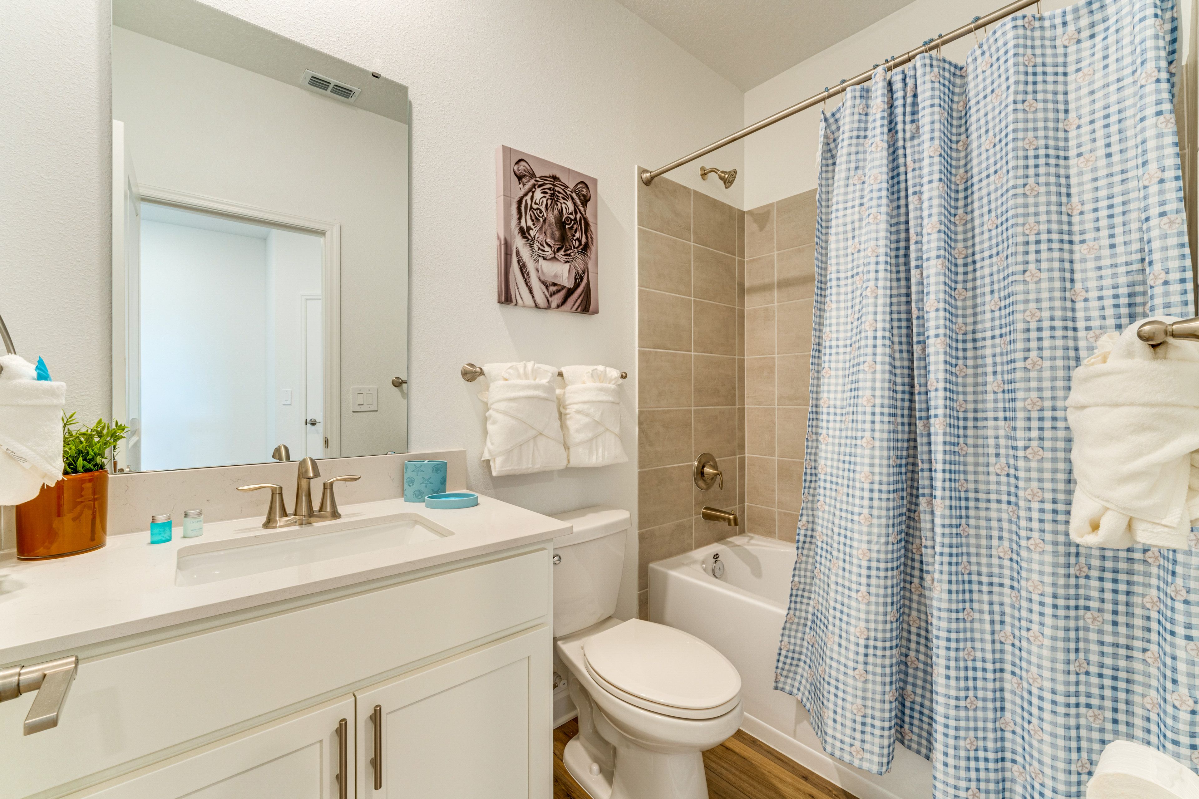 Full Bathroom | 2nd Floor