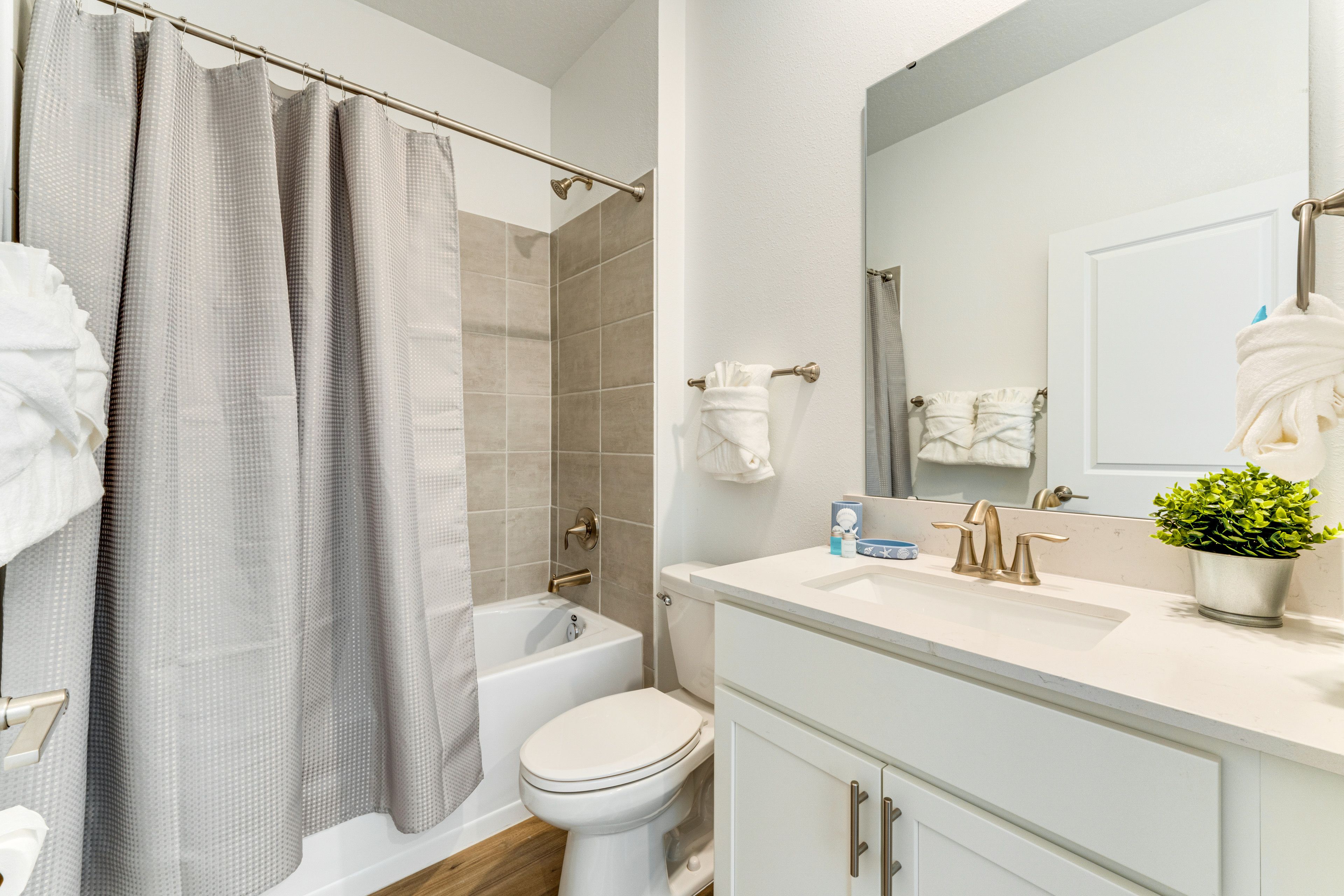 Full Bathroom | 1st Floor