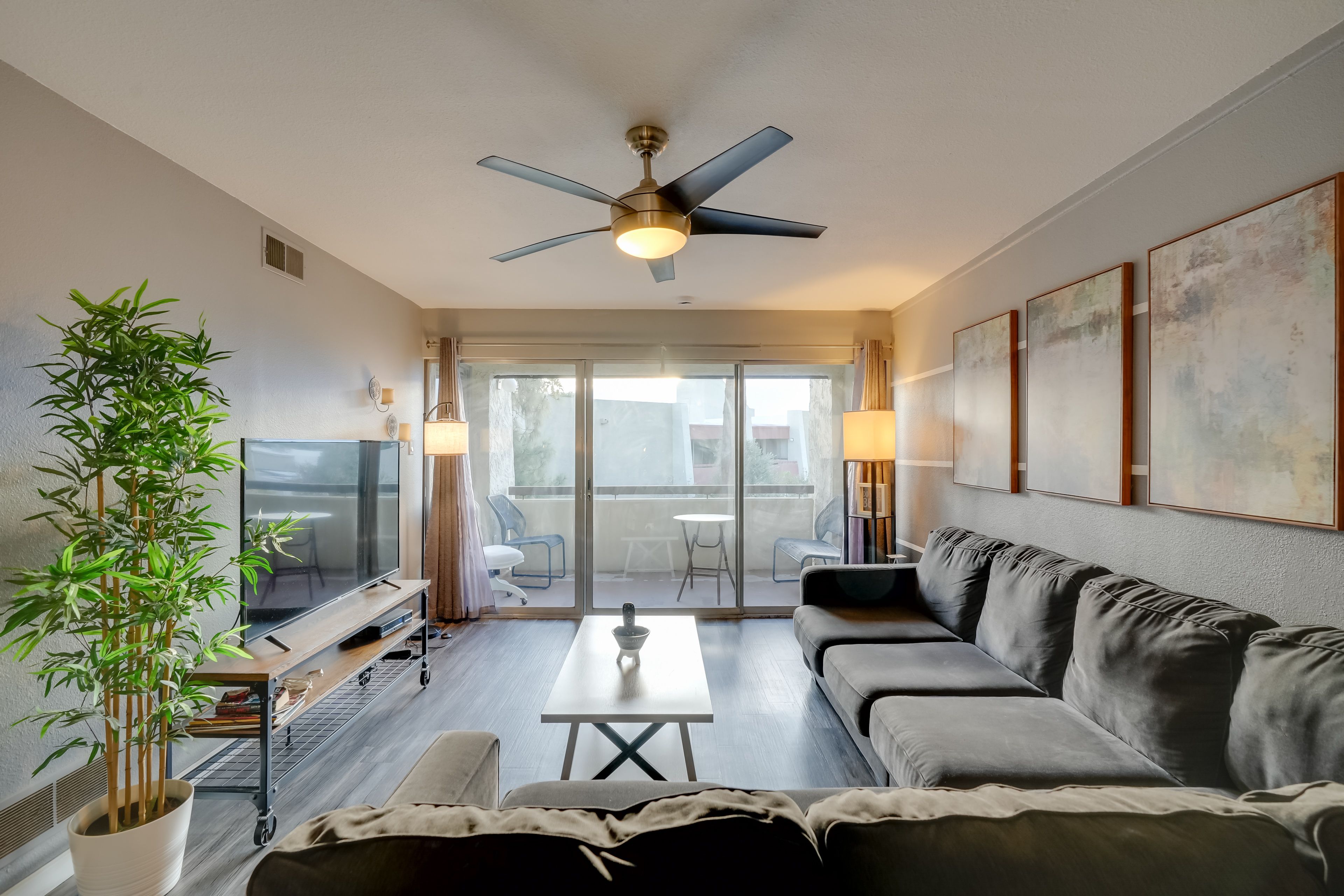 Living Room | Free WiFi | Central Heating & A/C | Smart TV