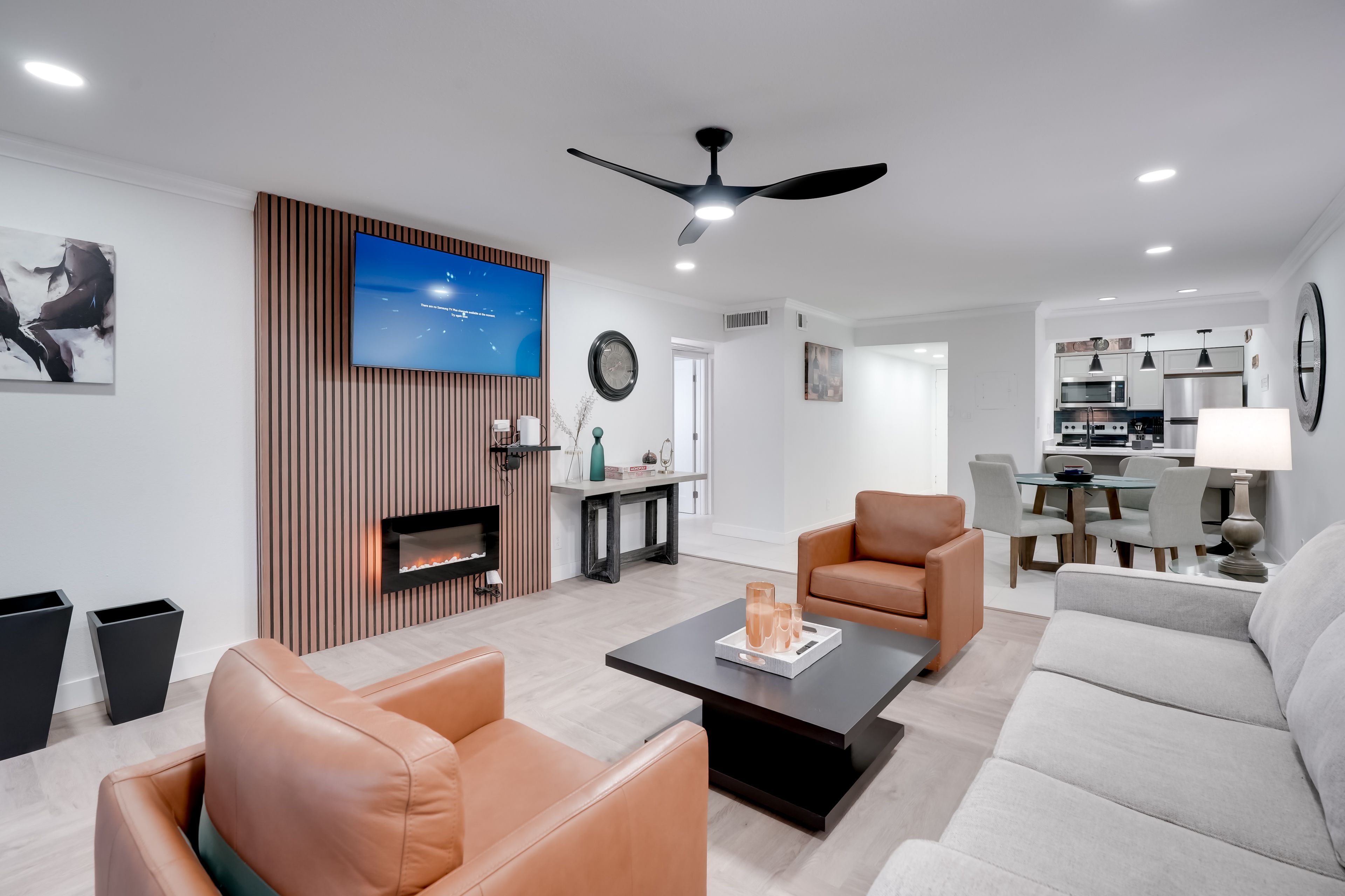 Living Room | Free WiFi | Central Heating & A/C | Smart TV