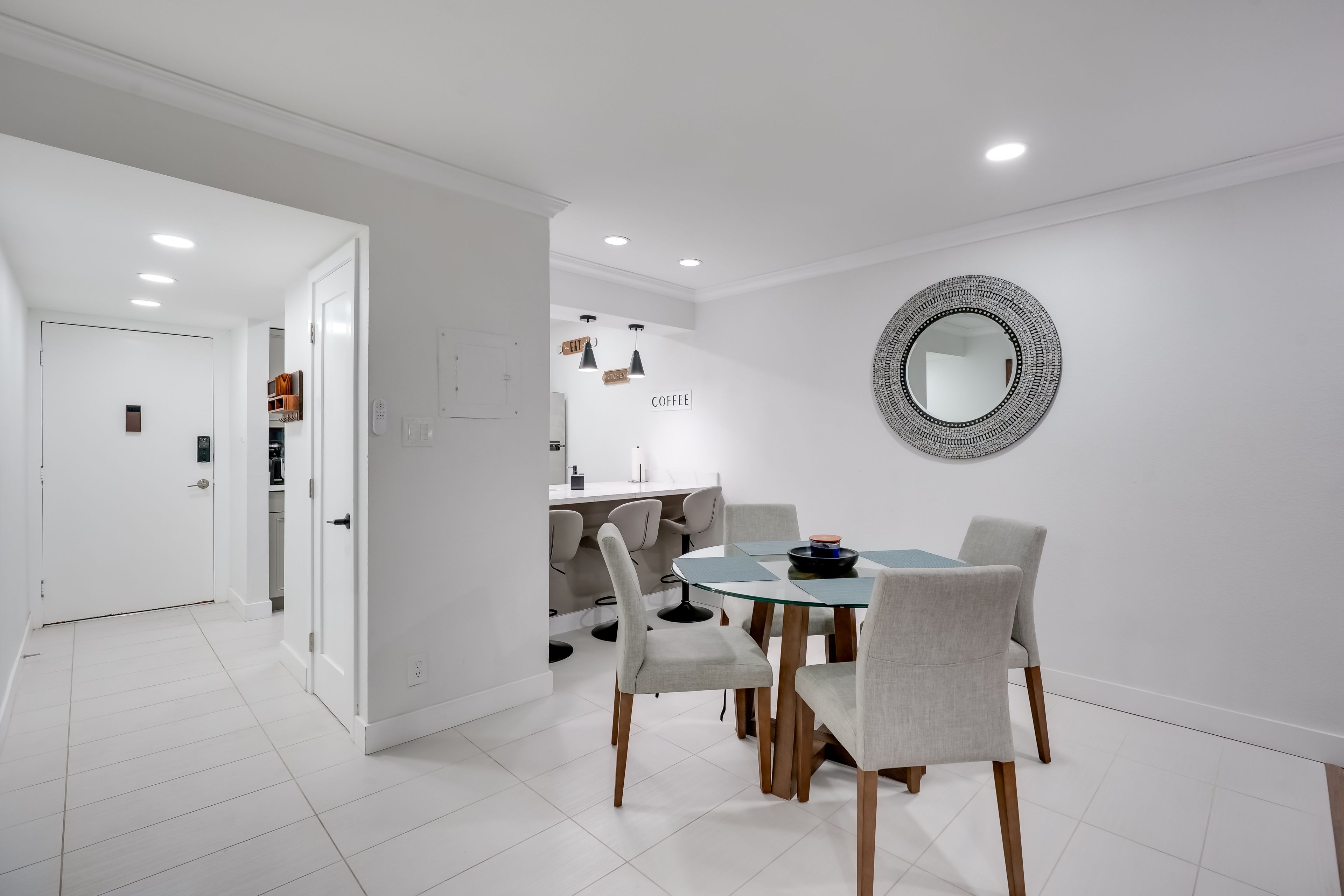 Dining Area | Dishware/Flatware Provided