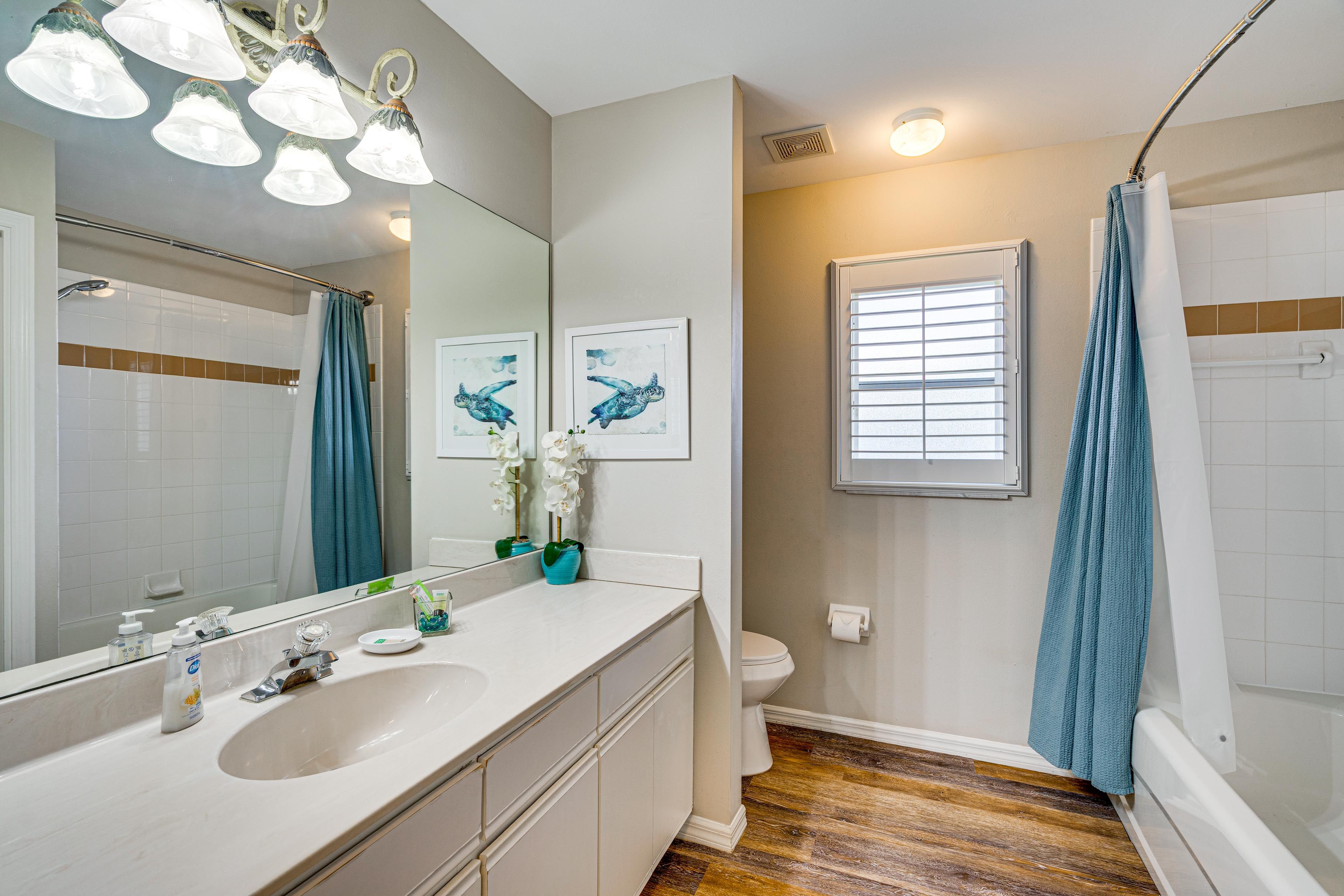 Full Bathroom | Complimentary Toiletries