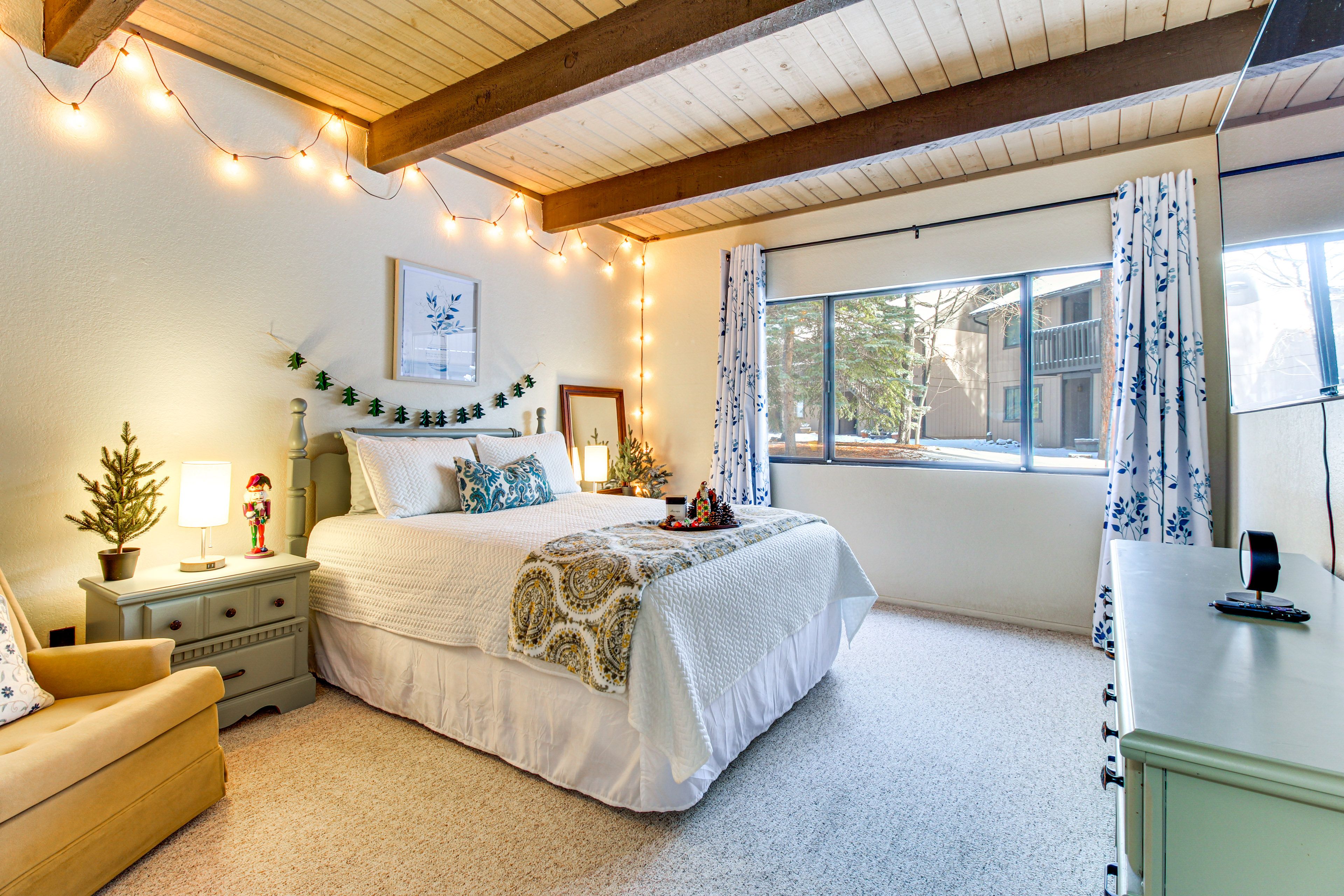 Bedroom 3 | Queen Bed