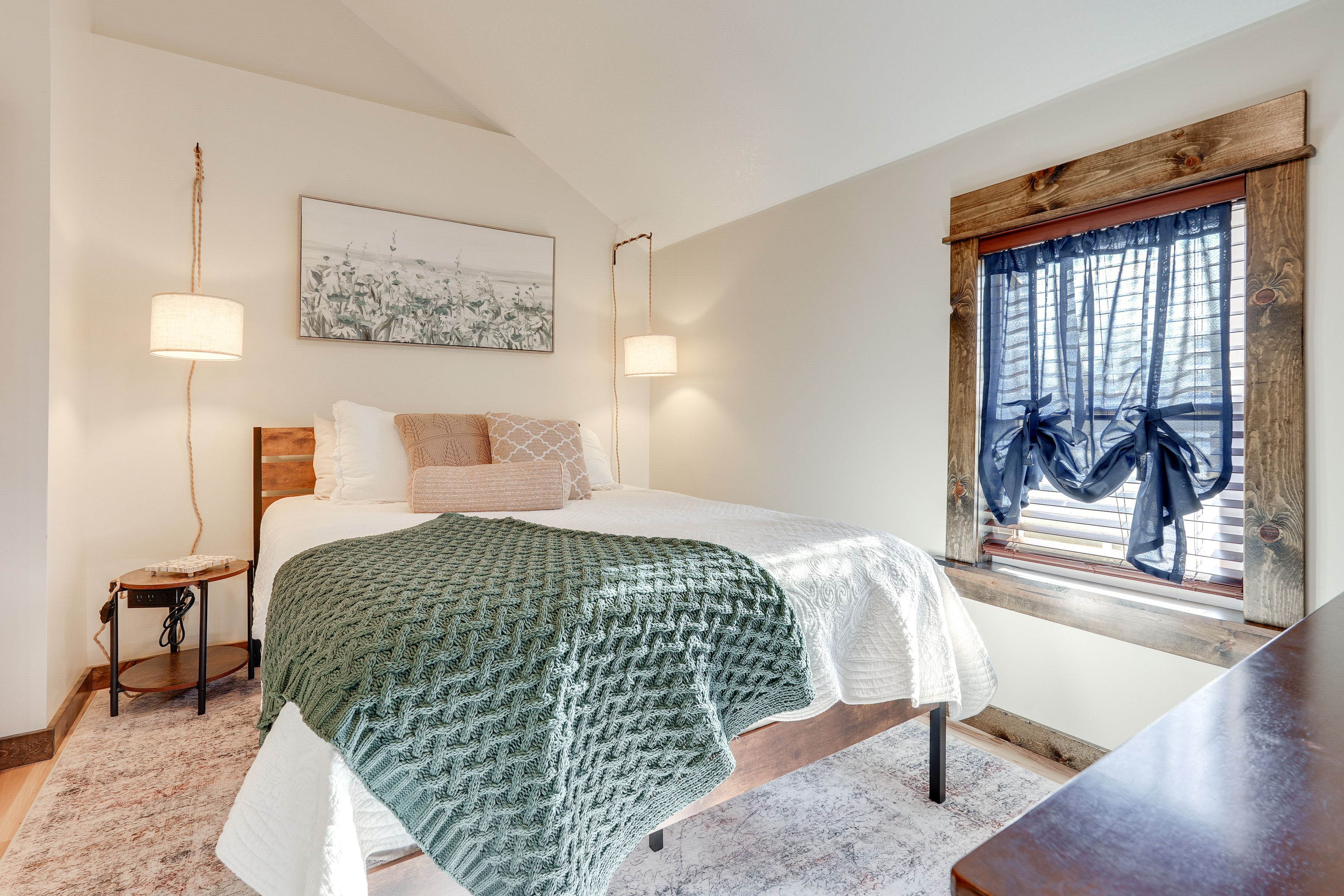 Bedroom 1 | Queen Bed | Linens | 1st Floor