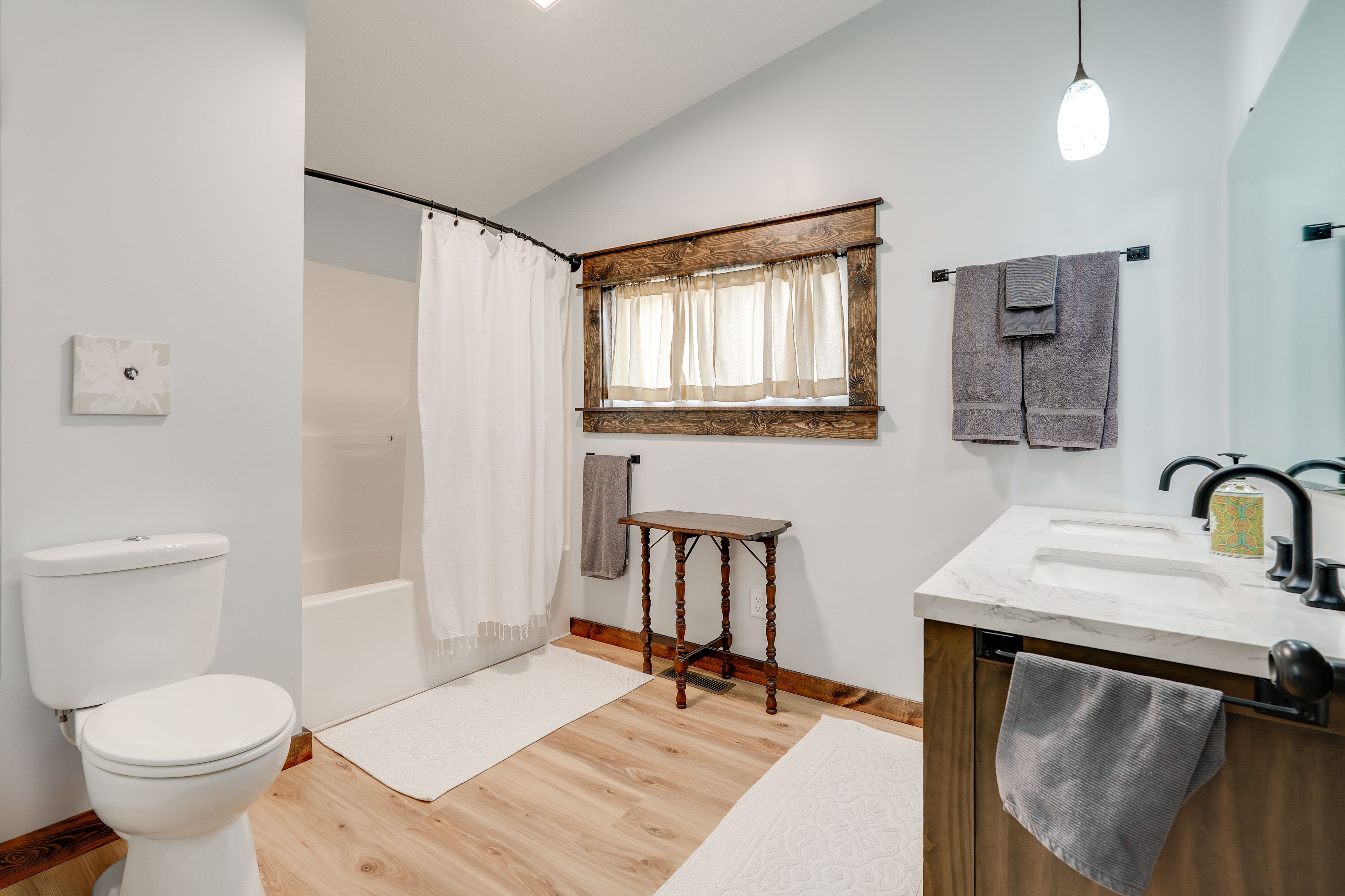 Full Bath | 2nd Floor