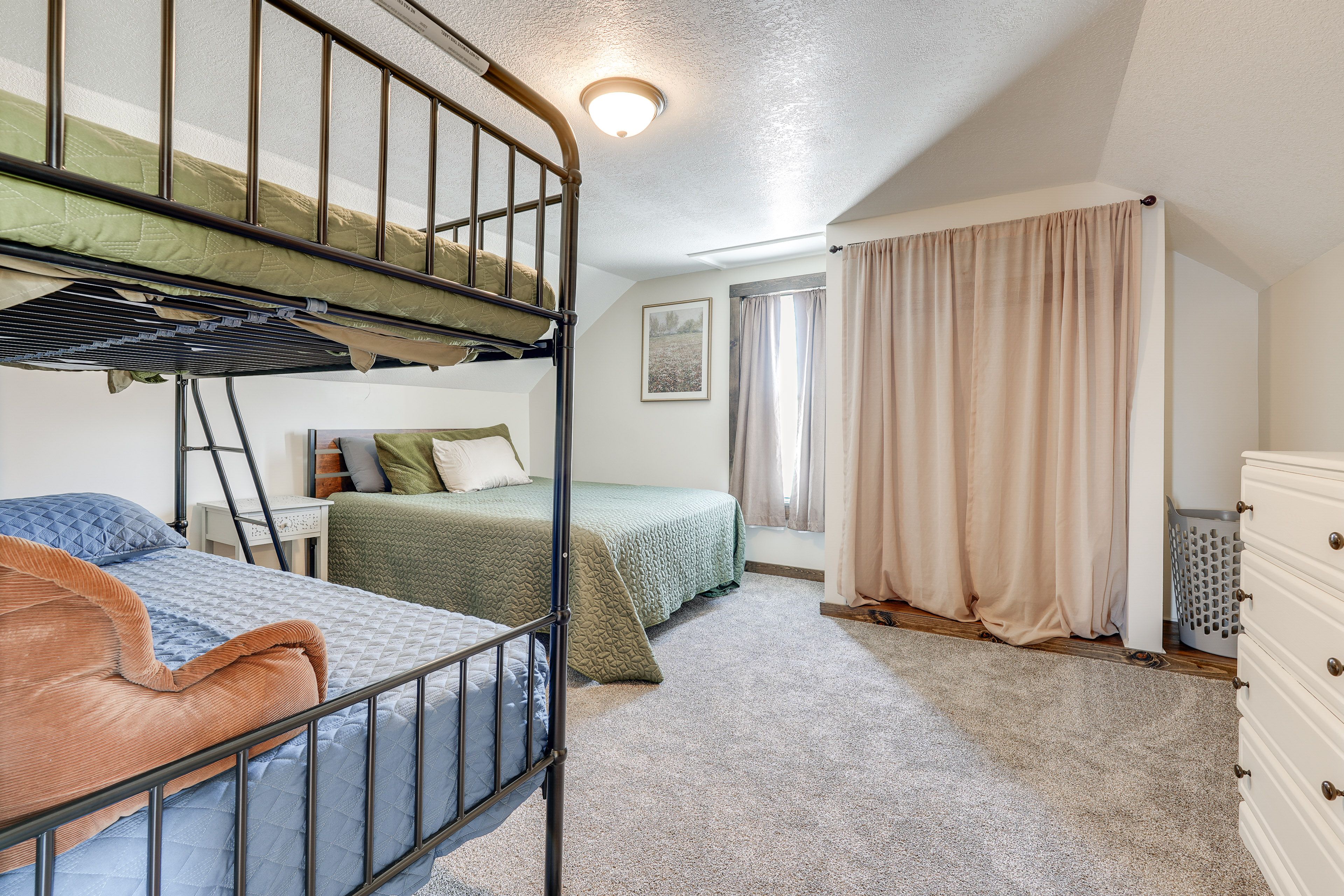 Bedroom 2 | Queen Bed | Twin Bunk Bed | 2nd Floor