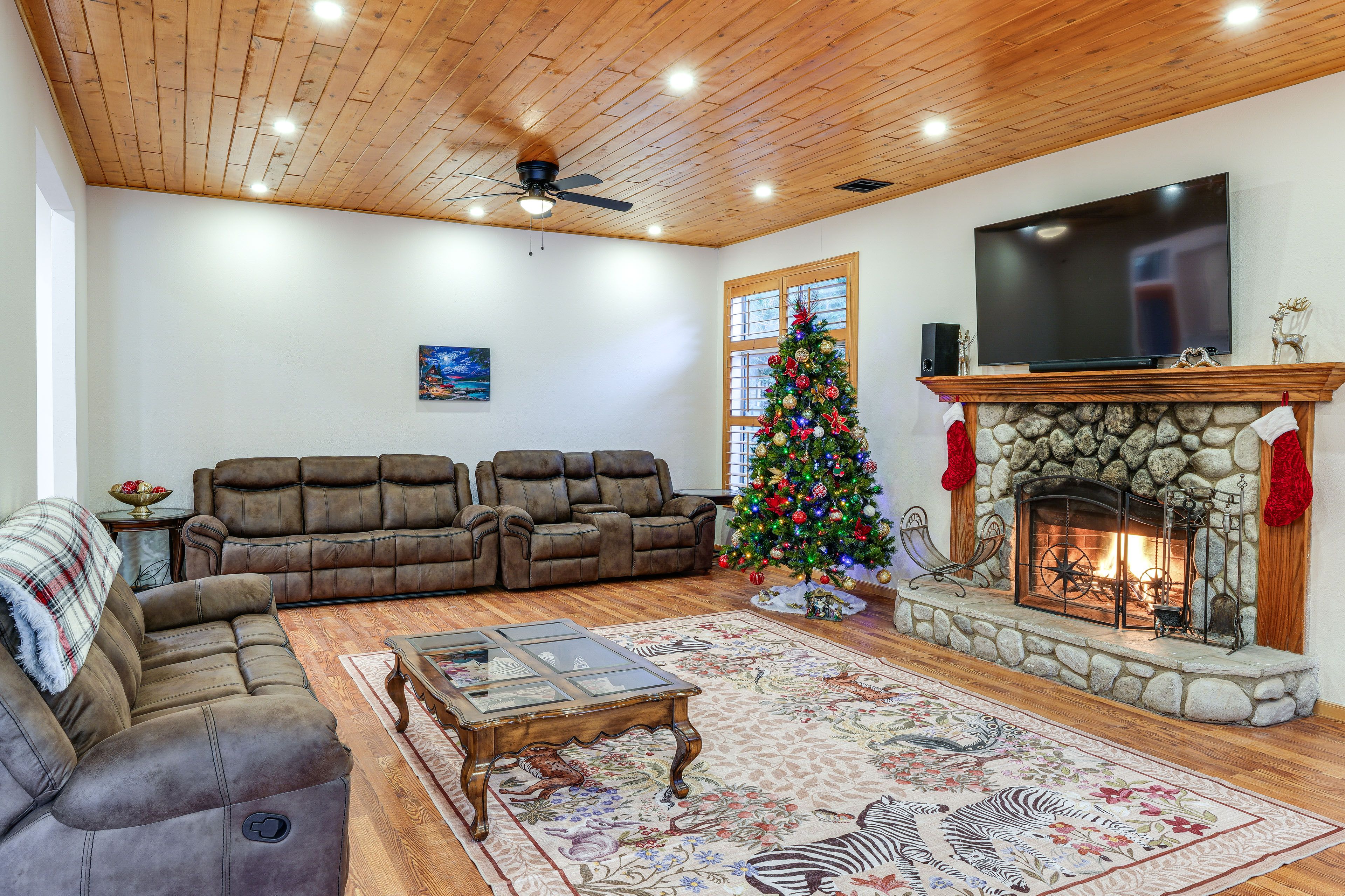 Living Room | Smart TV | Fireplace