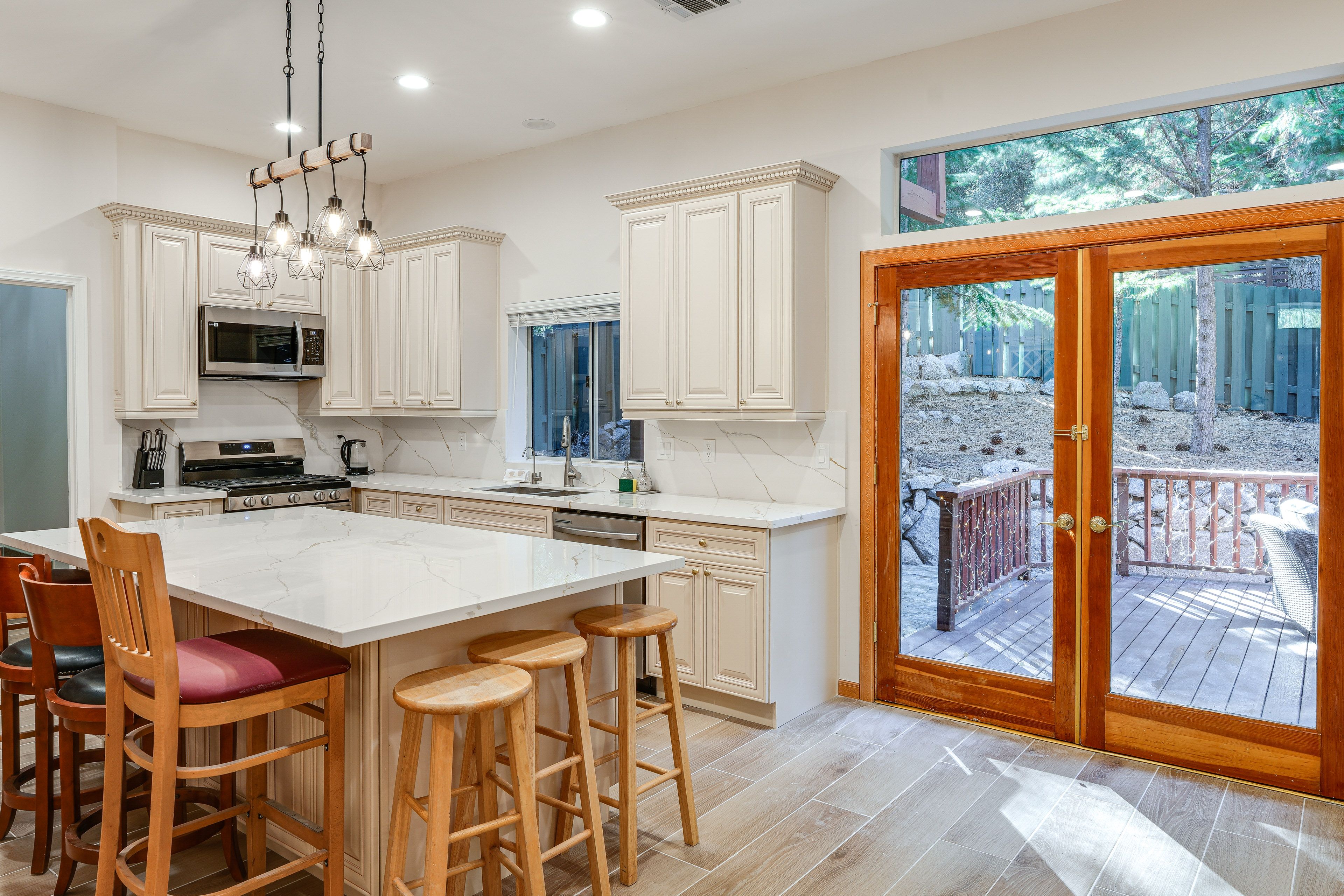 Kitchen | Breakfast Bar | Dishwasher