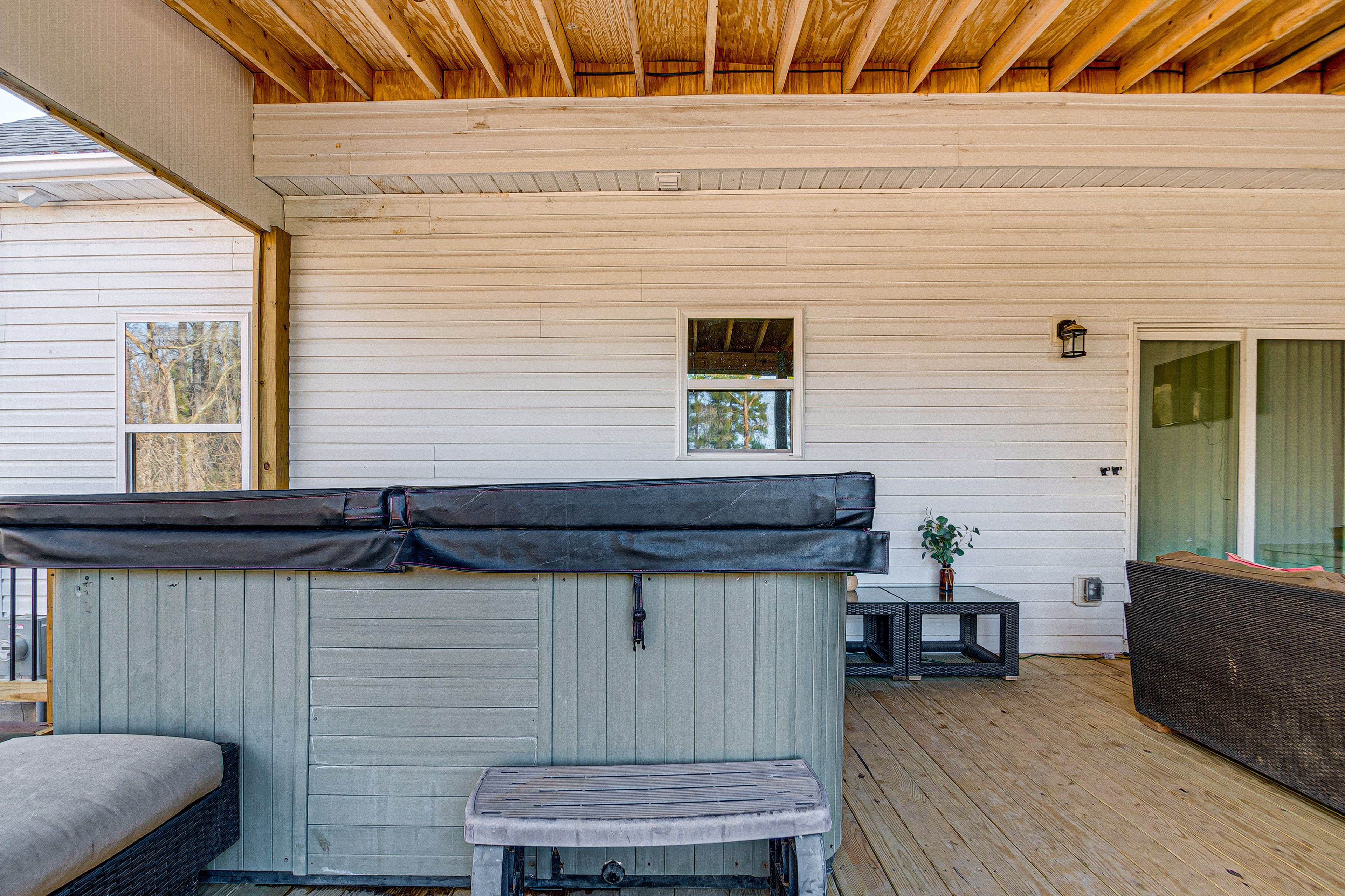 Screened-In Porch | Hot Tub | TV