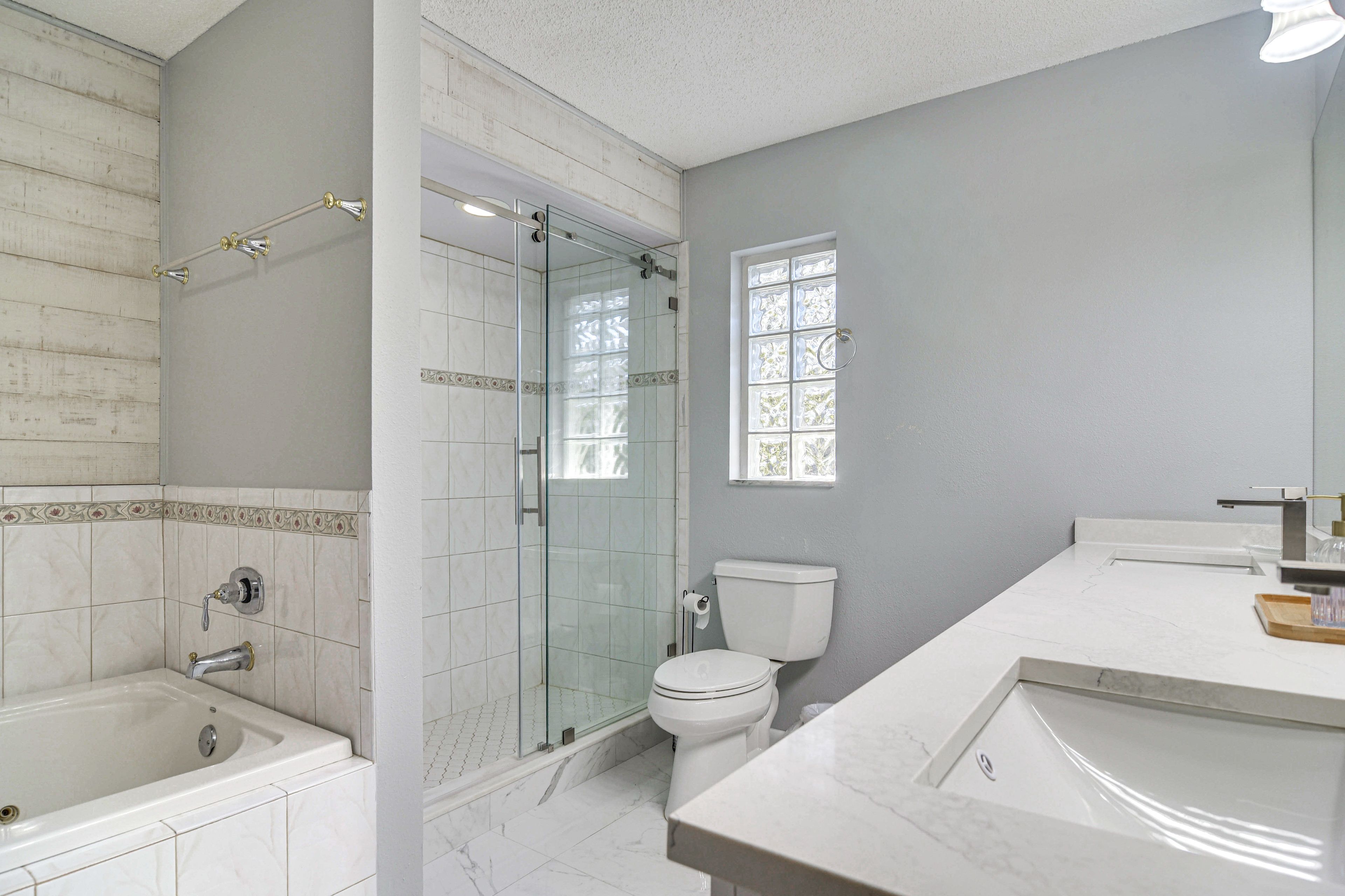 Full Bathroom | Jetted Tub | Towels Provided