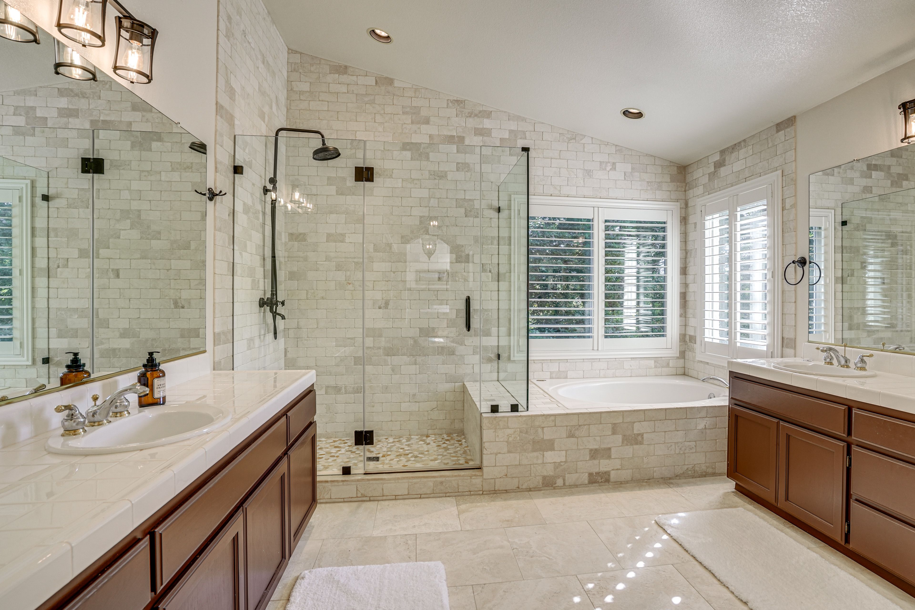 Full Bathroom | 2nd Floor