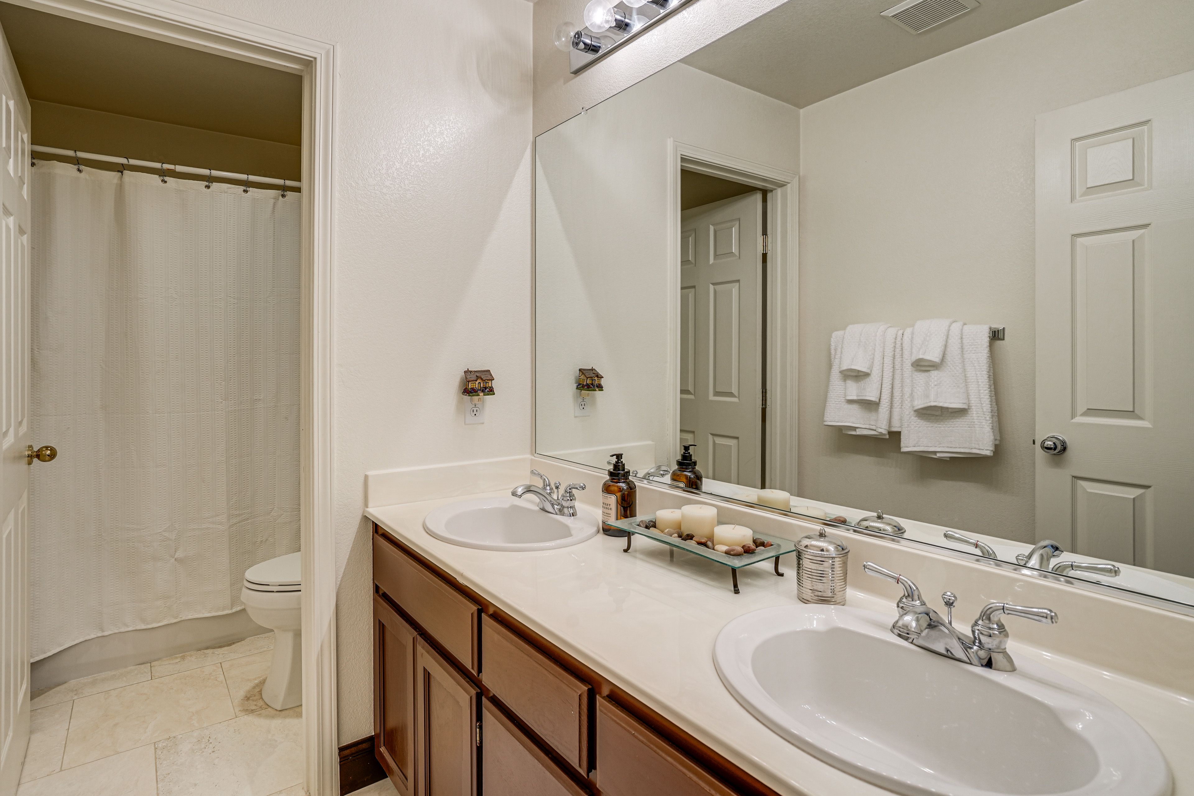 Full Bathroom | 2nd Floor