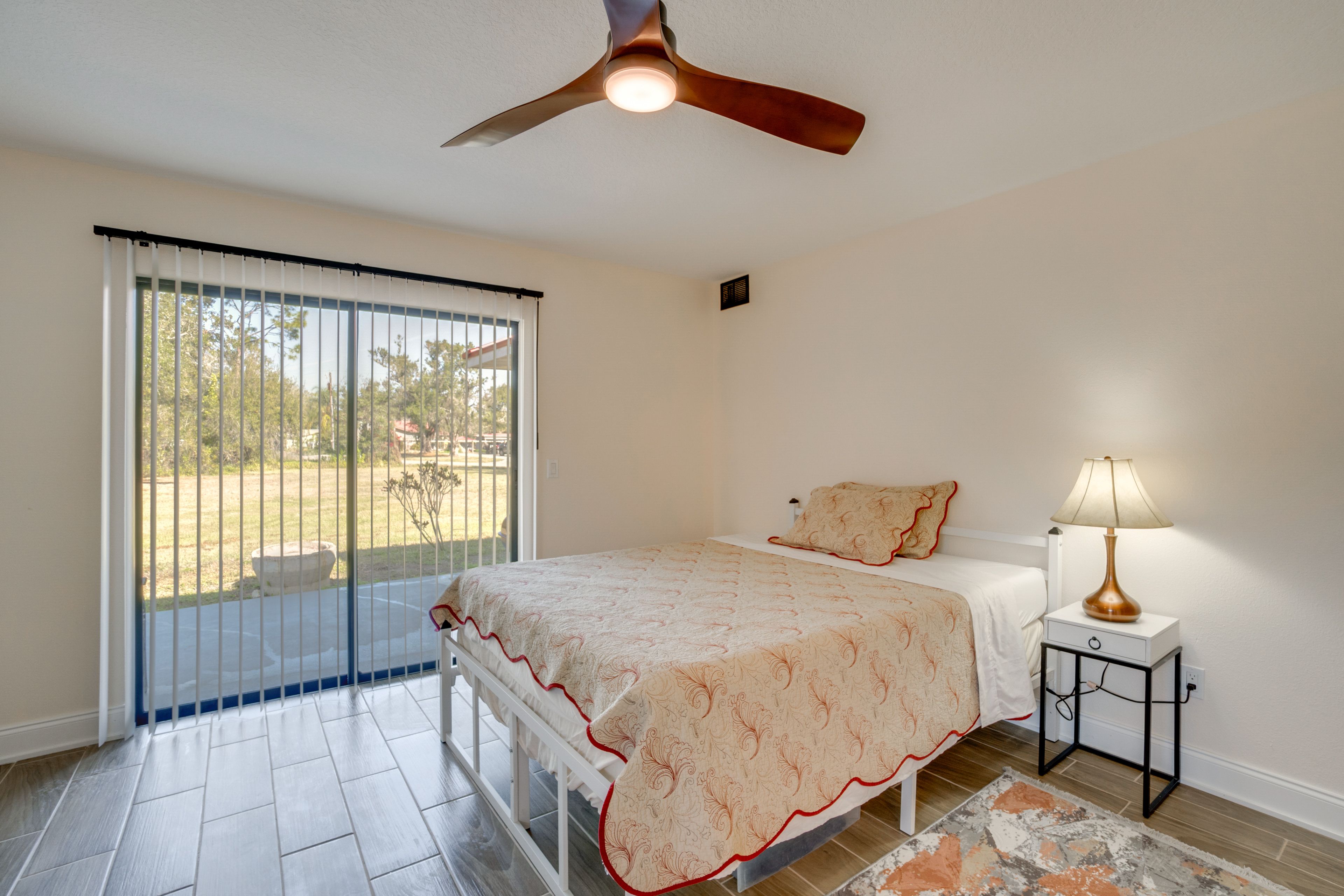 Bedroom 2 | Queen Bed | Smart TV | Desk