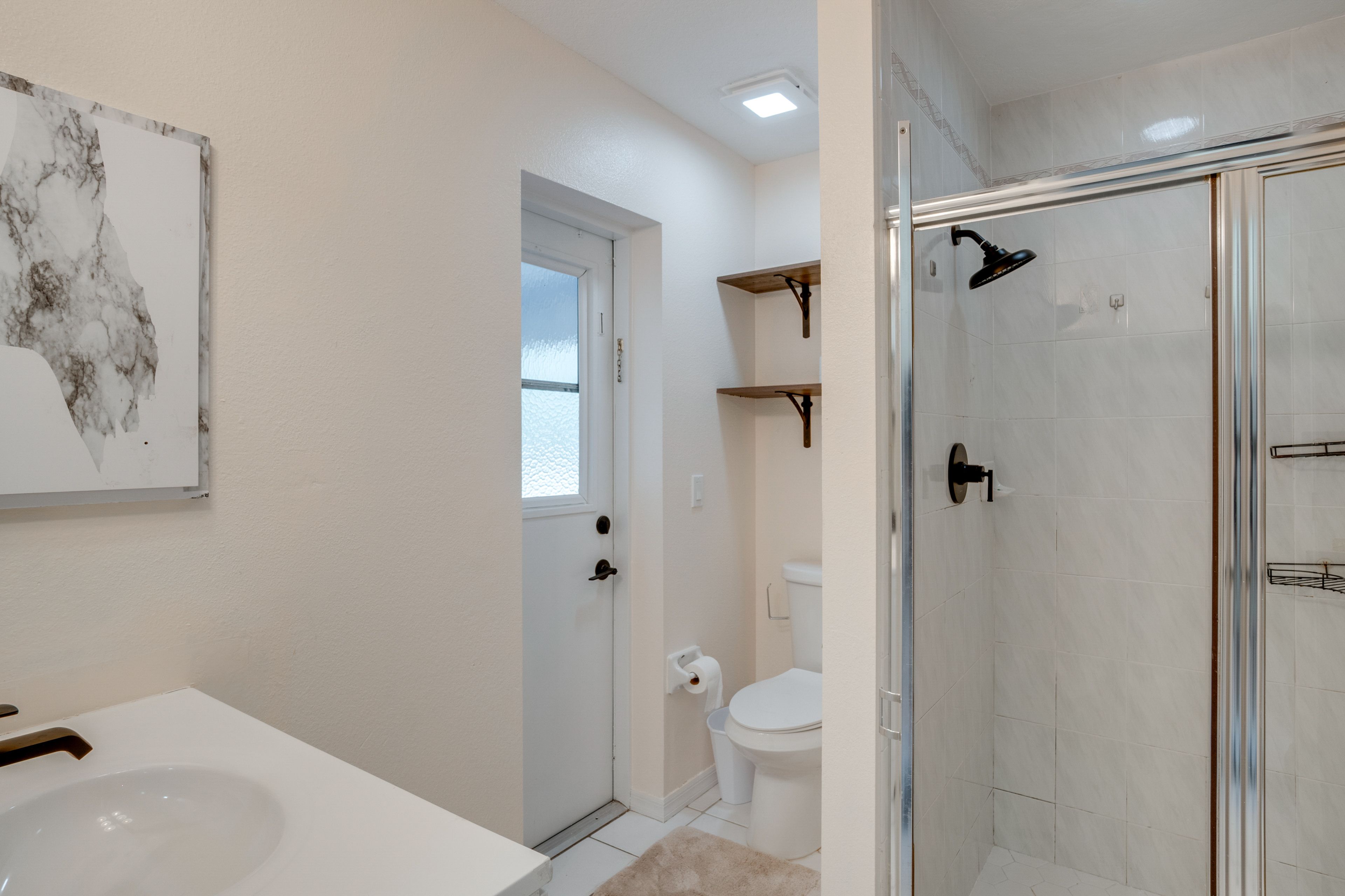 Full Bathroom | Towels Provided