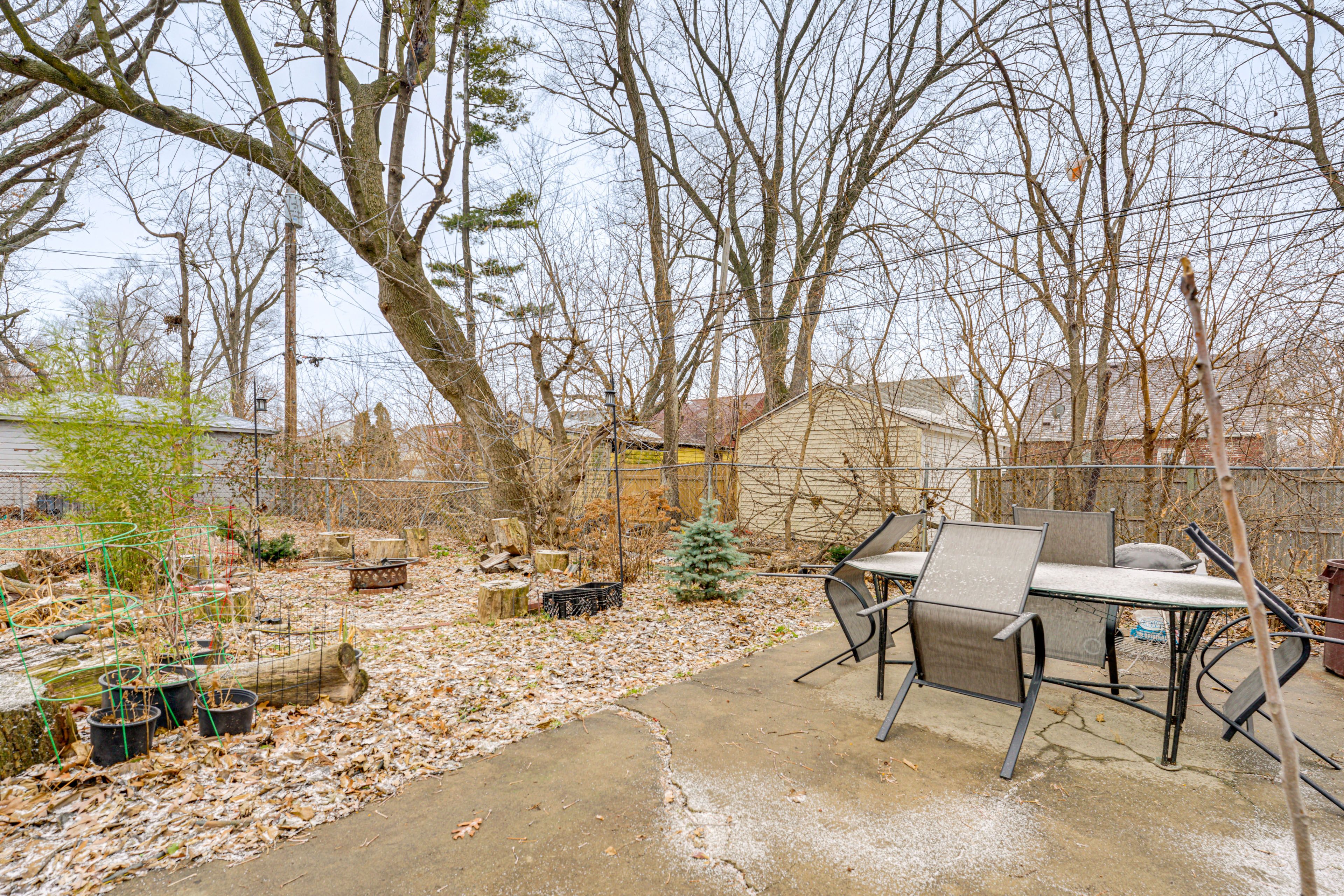 Private Backyard | Fire Pit | Charcoal Grill