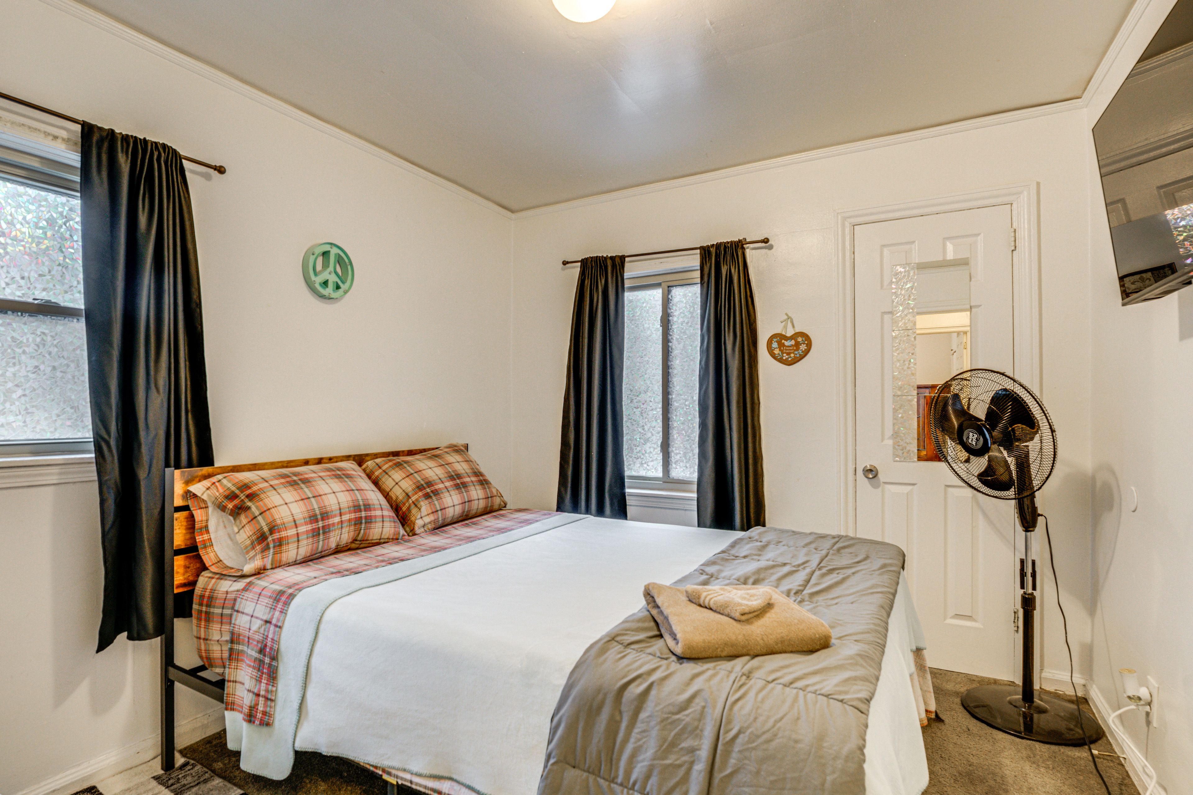 Bedroom 1 | Queen Bed | Smart TV